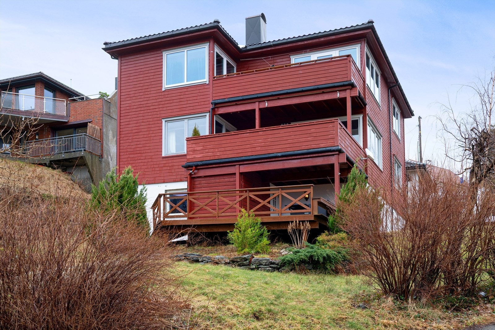 Terrassen har gode solforhold og er omgitt av plen og varierende beplantning. Galleribilde