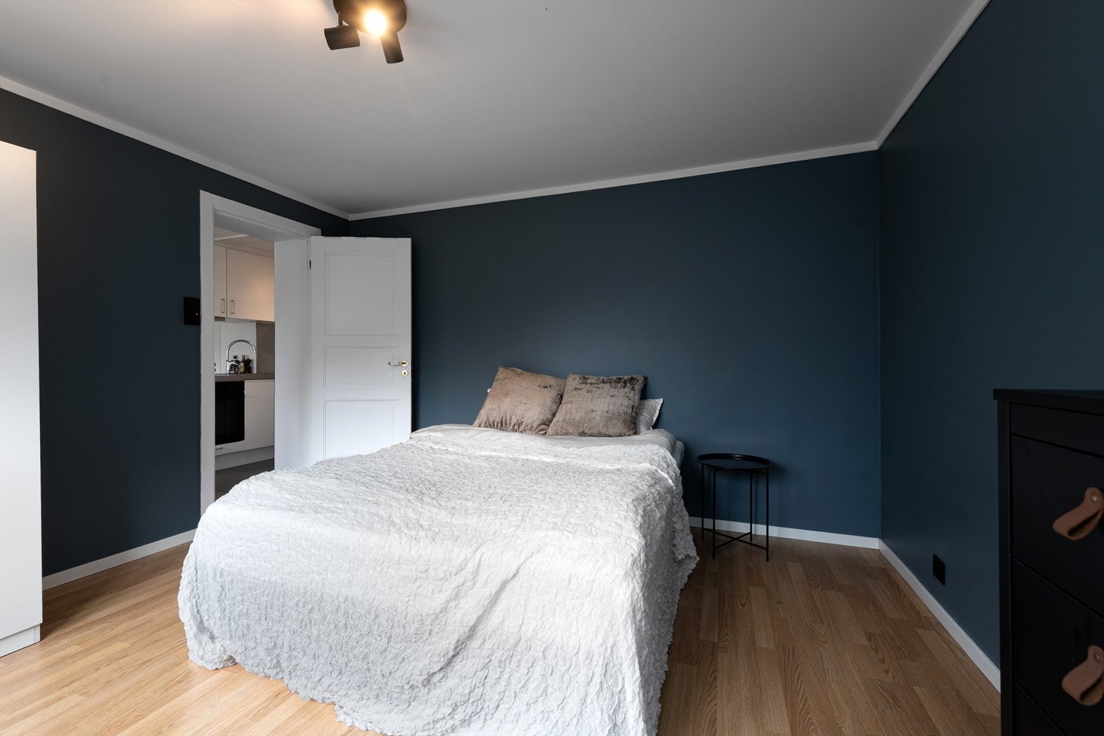 Begge soverommene er av god størrelse og kan romme dobbeltseng, kommode, nattbord, skrivebord og garderobeskap. Galleribilde