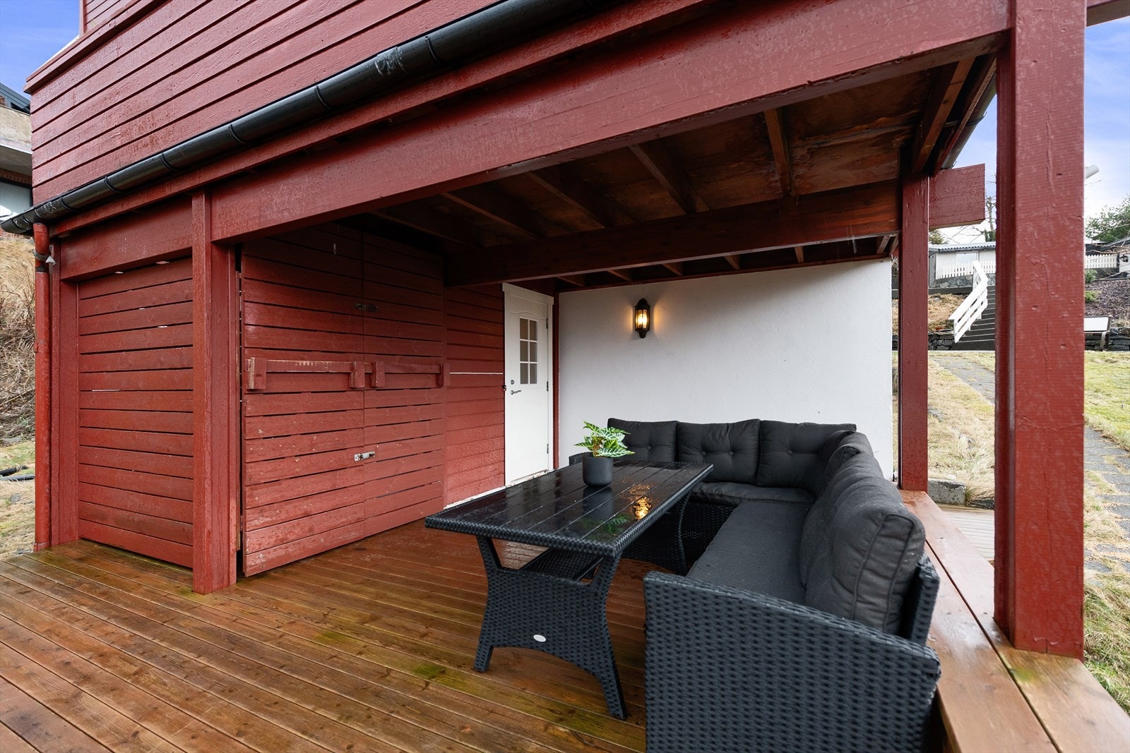 Vestvendt terrasse på 24 m² ved inngangsparti, med god plass til utendørs sittegruppe. Galleribilde