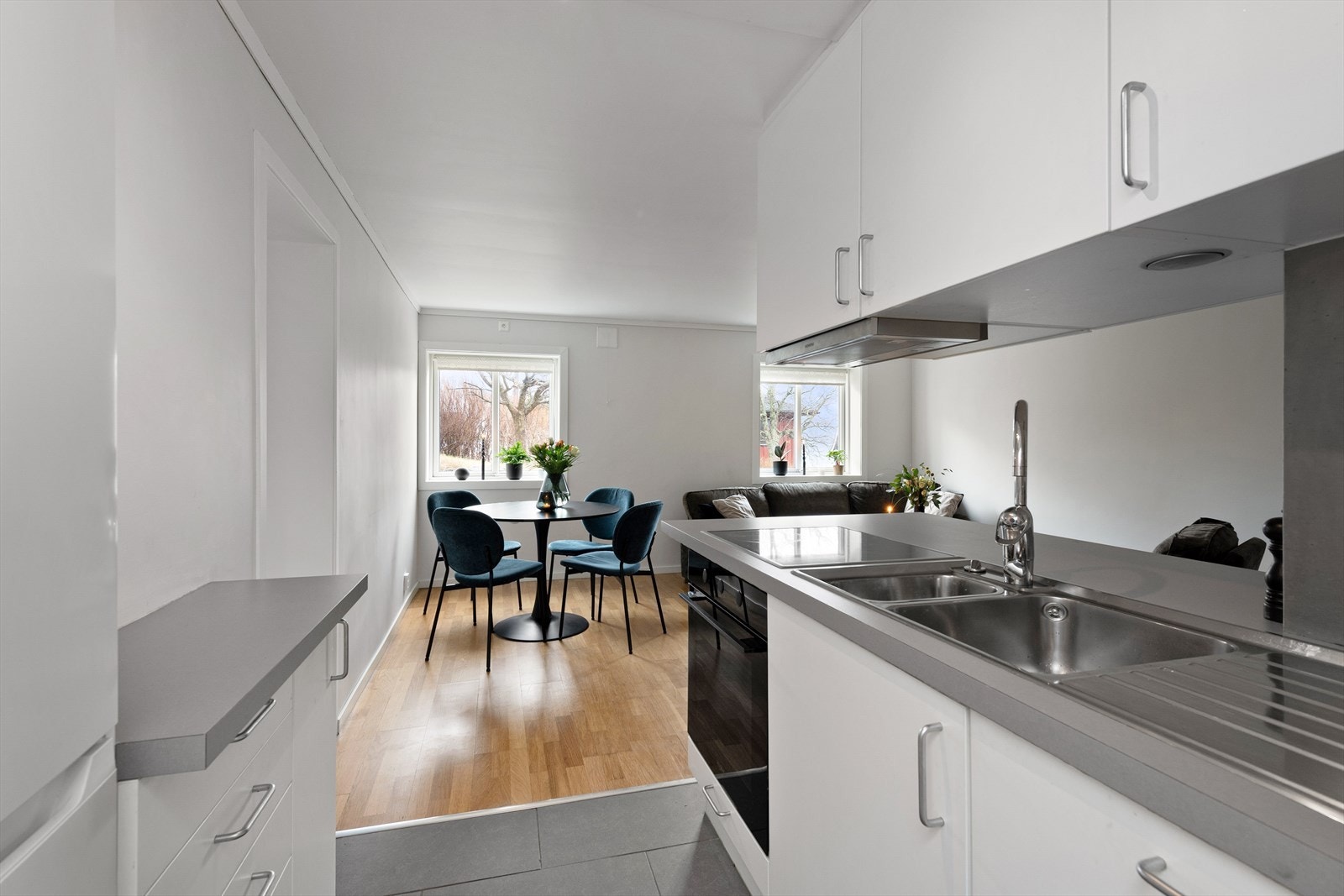 Kjøkkenet er innredet med løst kjøl/fryseskap, integrert oppvaskmaskin, platetopp og stekeovn. Stekeovn, kjøkkenvifte og kjøleskap er fra 2024. Galleribilde