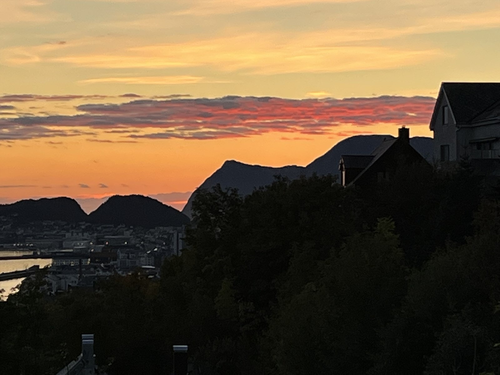 Fra boligen har man nydelig solnedganger sommerstid. Bilde fra selger. Galleribilde