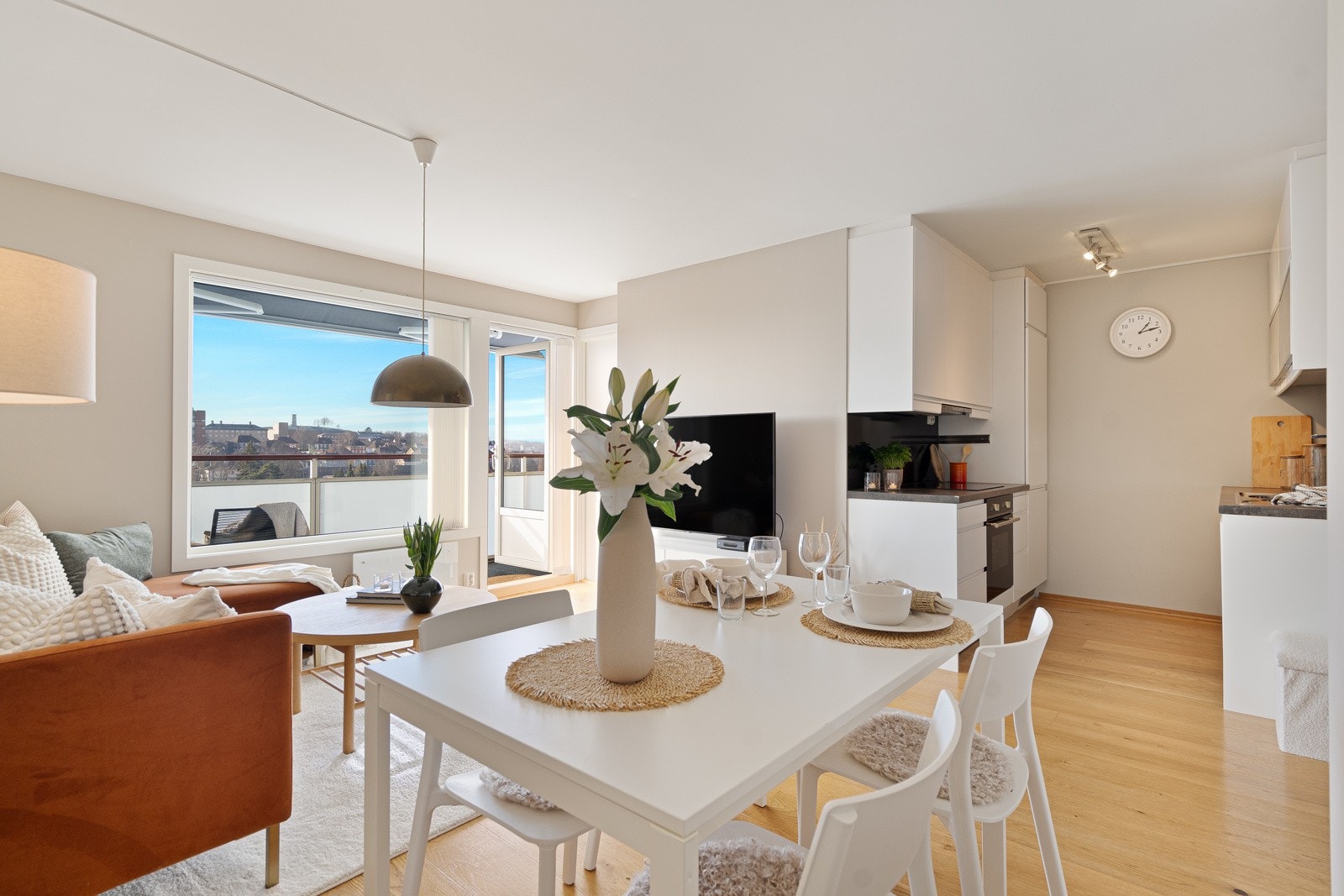 Lys og åpen leilighet med panorama utsikt og beste solforhold Galleribilde