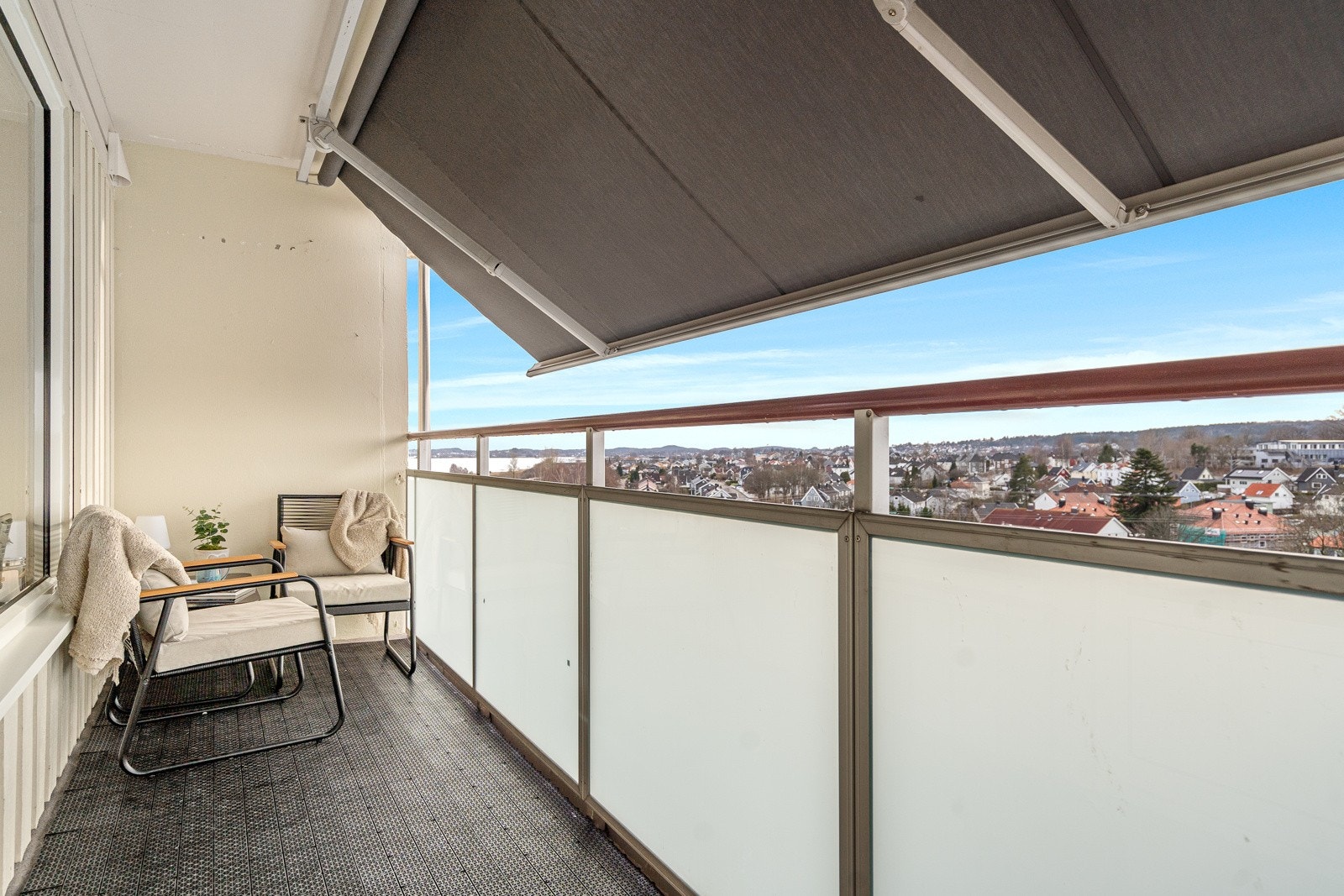 Balkongen har nyere, stor markise som gir god skjerming mot solen Galleribilde