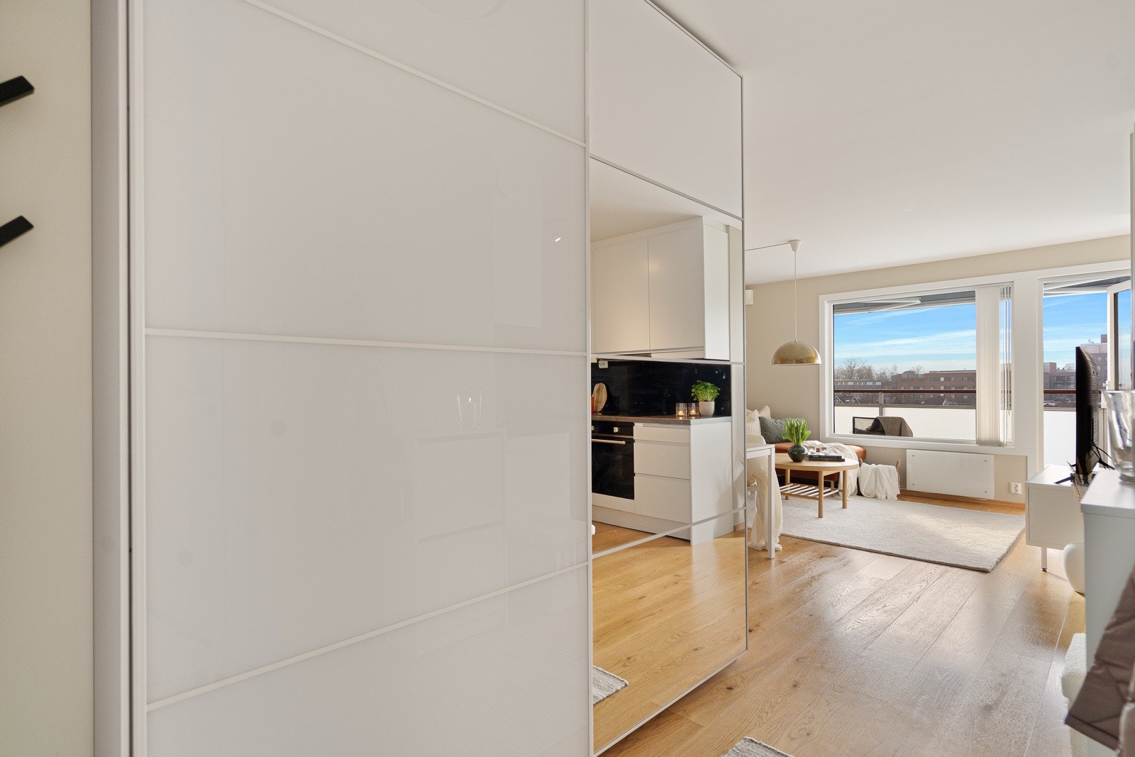 Hall med skyvedørgarderobe Galleribilde