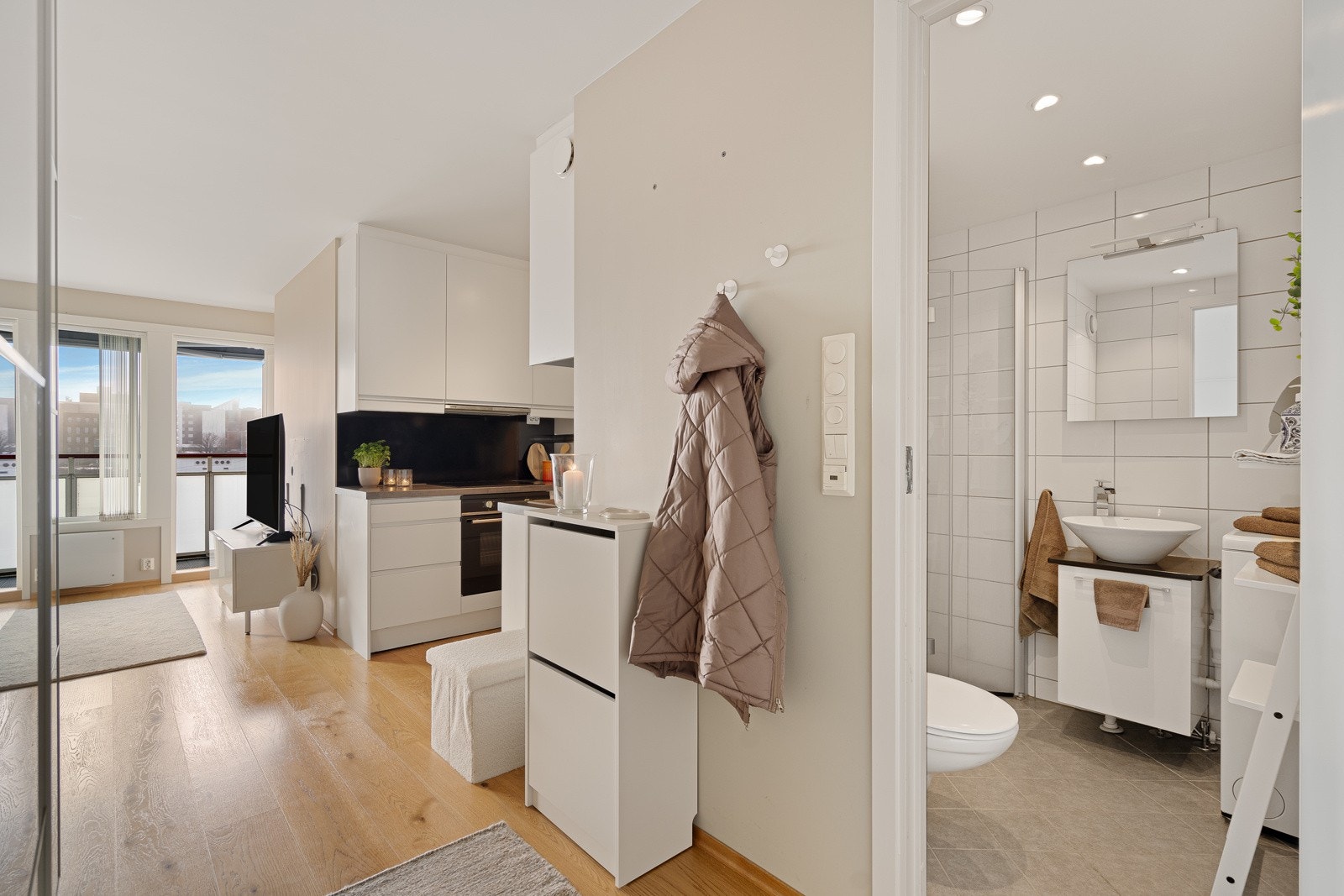 Romslig hall med stor garderobe Galleribilde