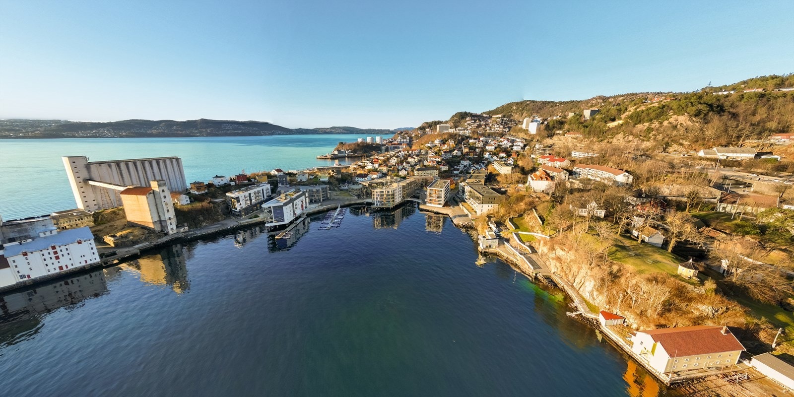 Fra eiendommen er det kort gangavstand til bl.a. NHH, gode bussforbindelser og populære tur- og rekreasjonsområder. Galleribilde