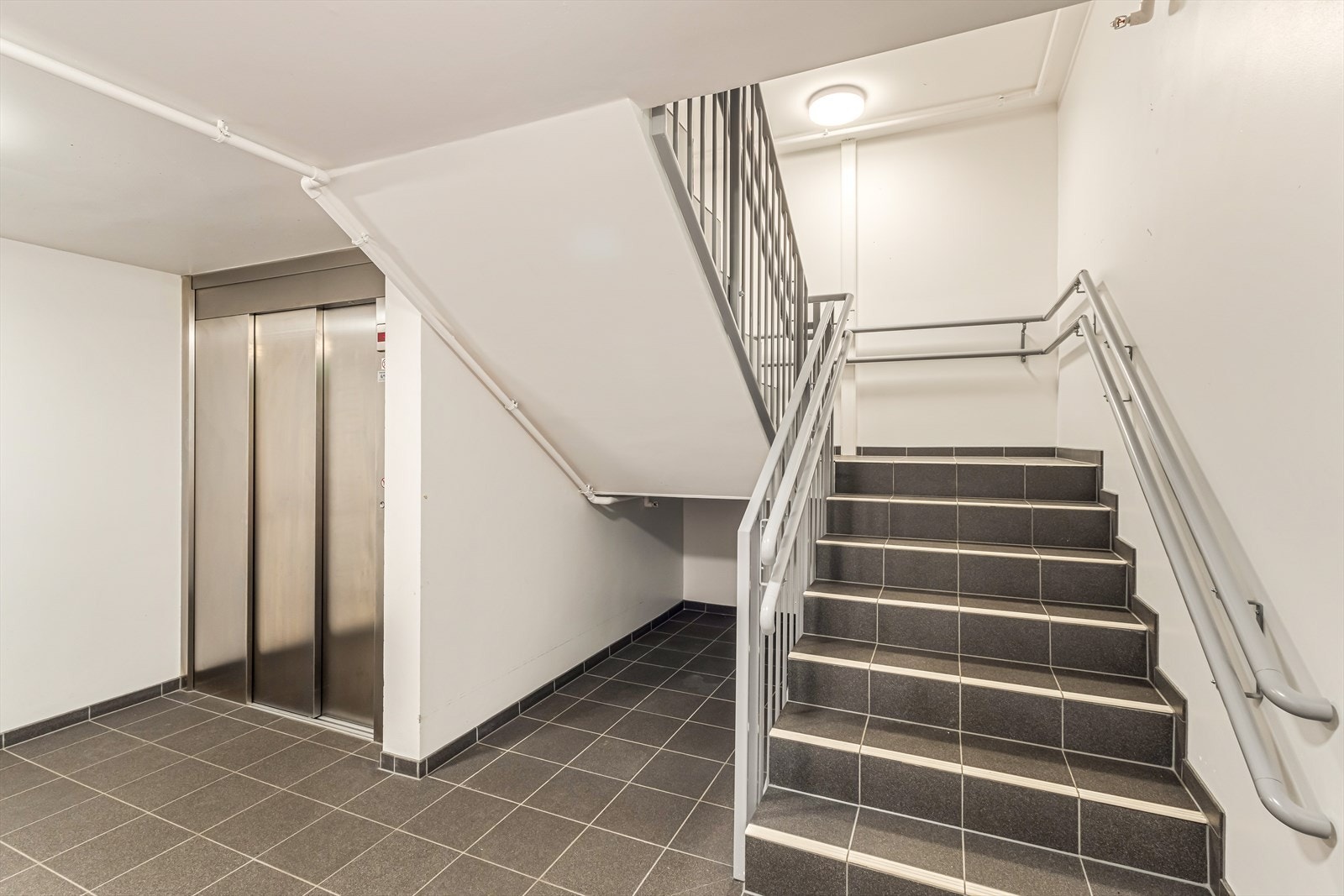 Heis gir enkel adkomst til leiligheten som ligger fint plassert i byggets 4. etasje. Galleribilde