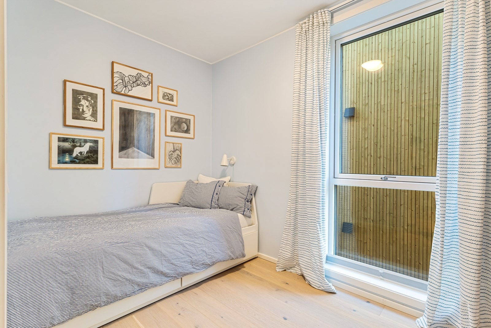 Soverom nr. 2 er lyst, delikat og måler 7,3 m². Galleribilde