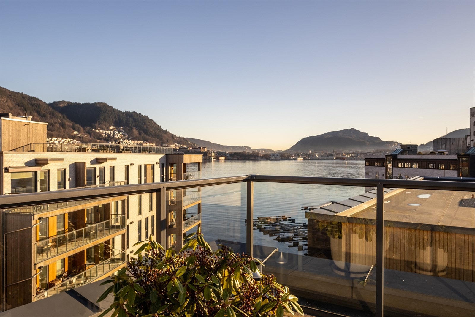 Her oppe nyter man fantastisk sjøutsikt og sol fra morgen til kveld. Galleribilde