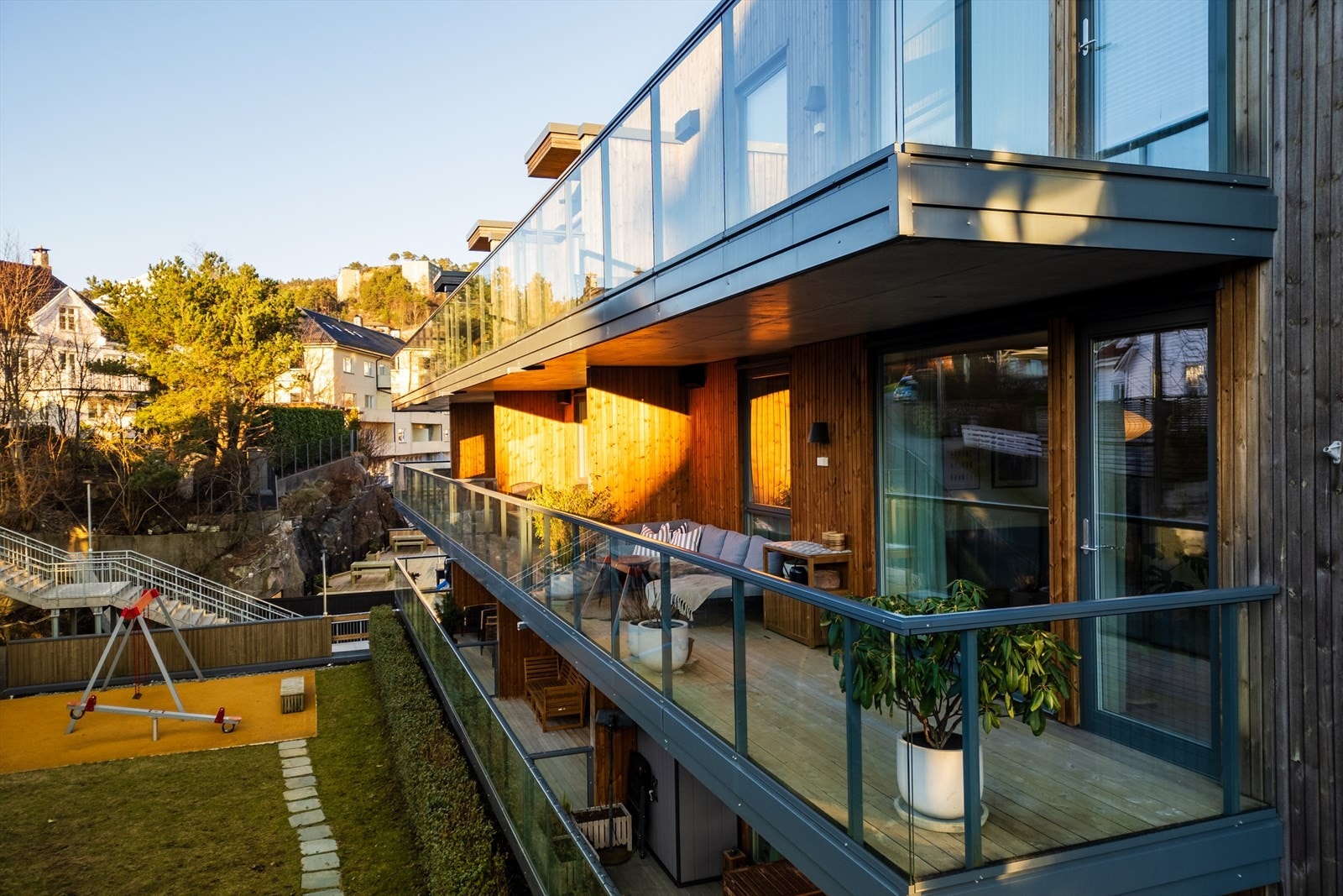 Solrik uteplass med god plass til både sofakrok, grill og diverse møblement. Galleribilde