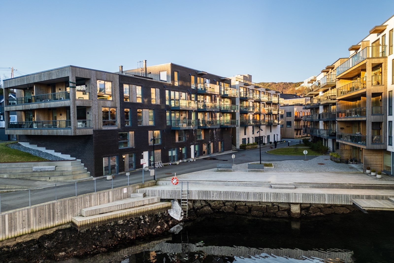 Like utenfor bygget er en nydelig badebrygge som pleier å yre av liv på de fineste sommerdagene. Galleribilde
