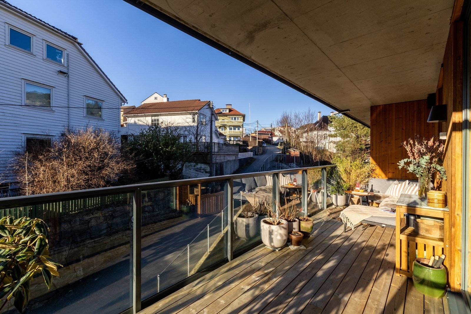 Fra oppholdsrommet er det utgang til en herlig balkong på hele 13,9 m². Galleribilde