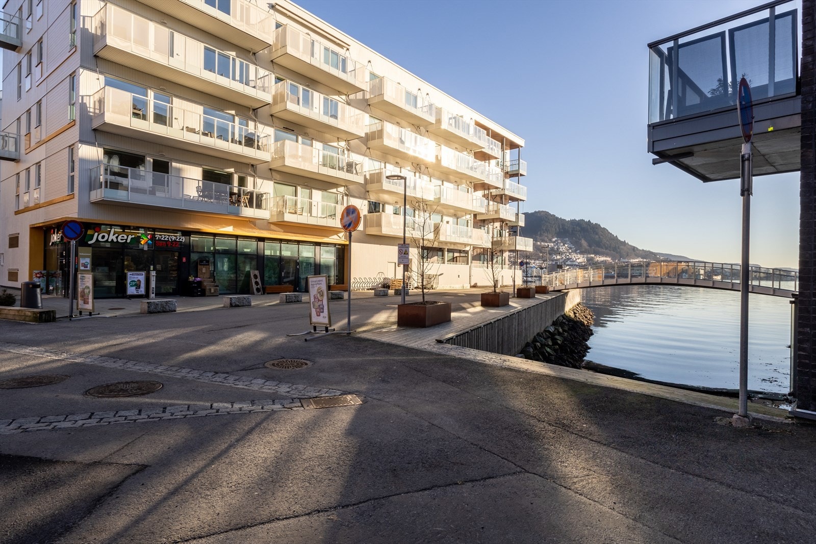 Dagligvarebutikk og treningssenter ligger praktisk plassert "rett utenfor døren". Galleribilde