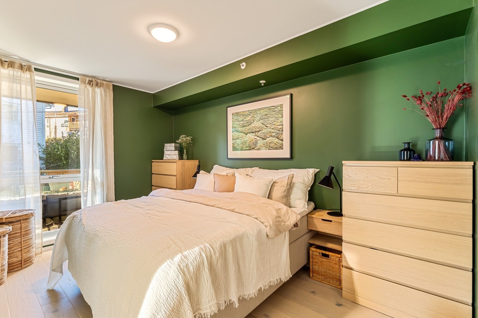 Hovedsoverommet måler 12 m² og innehar god plass til dobbeltseng, garderobeløsning og øvrig møblement. Galleribilde