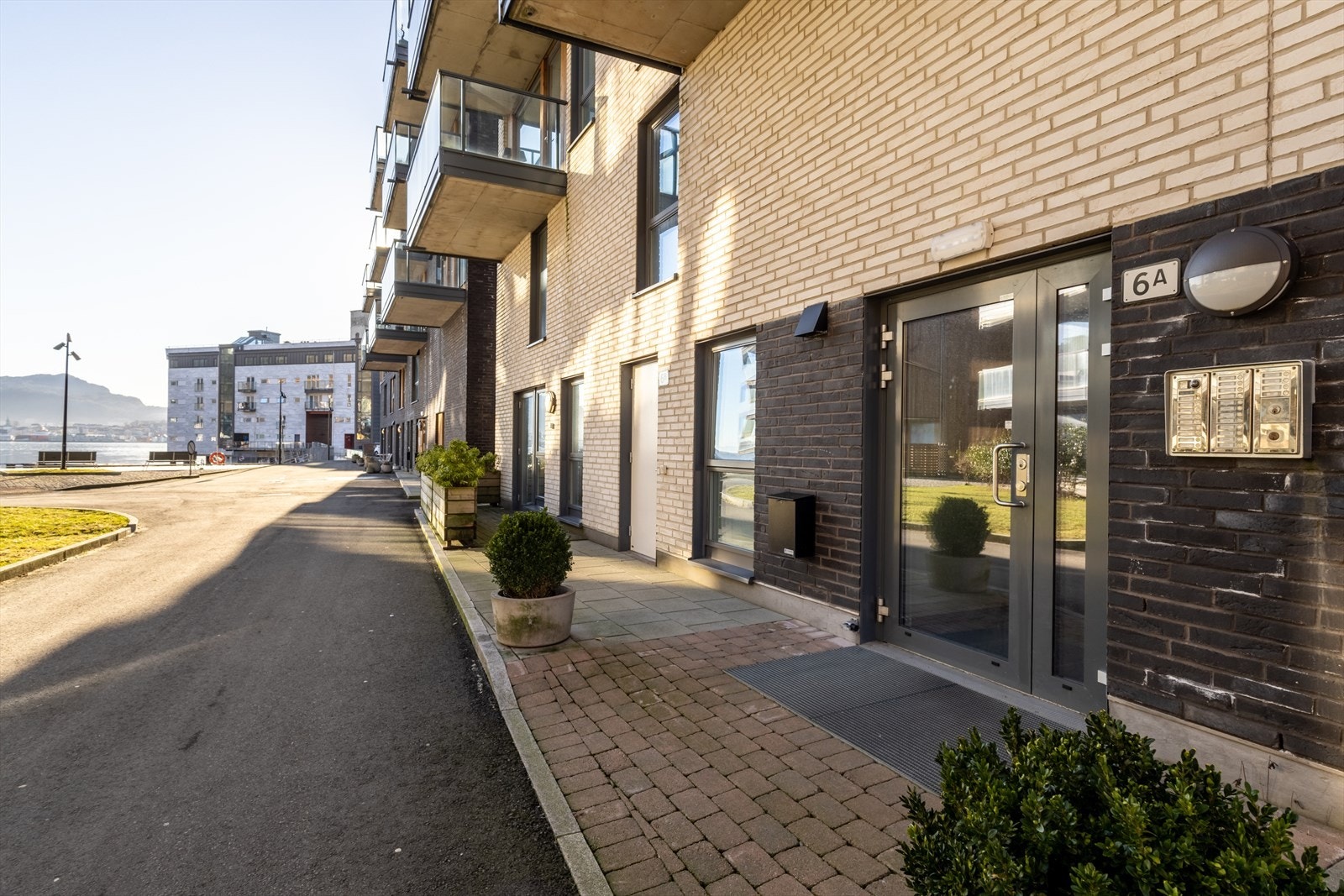 Leiligheten har også tilhørende parkeringsplass med elbillader i felles garasjeanlegg. Galleribilde