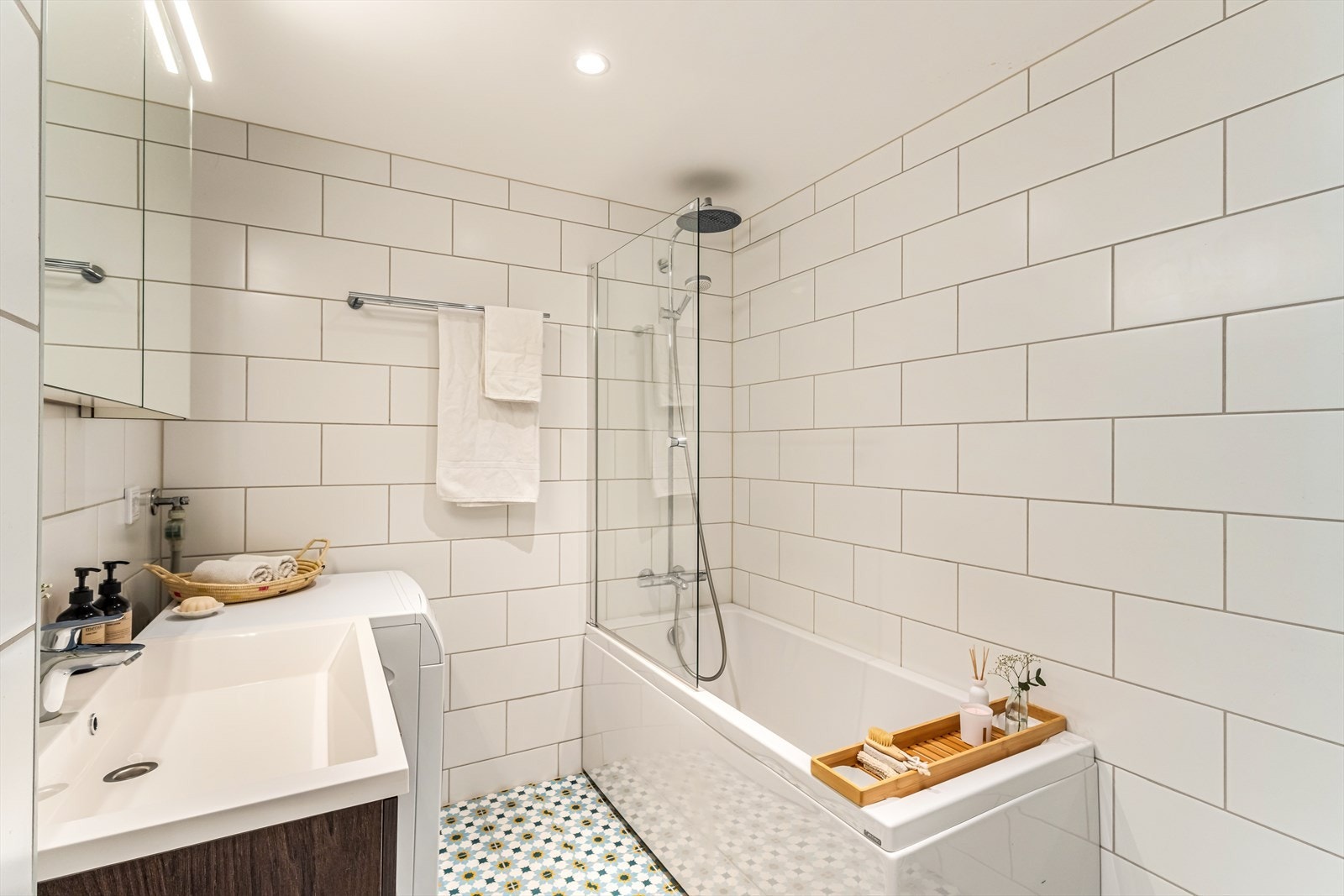 Det er utstyrt med vegghengt toalett, baderomsinnredning, speilskap, badekar m/dusj og opplegg for vaskemaskin. Galleribilde