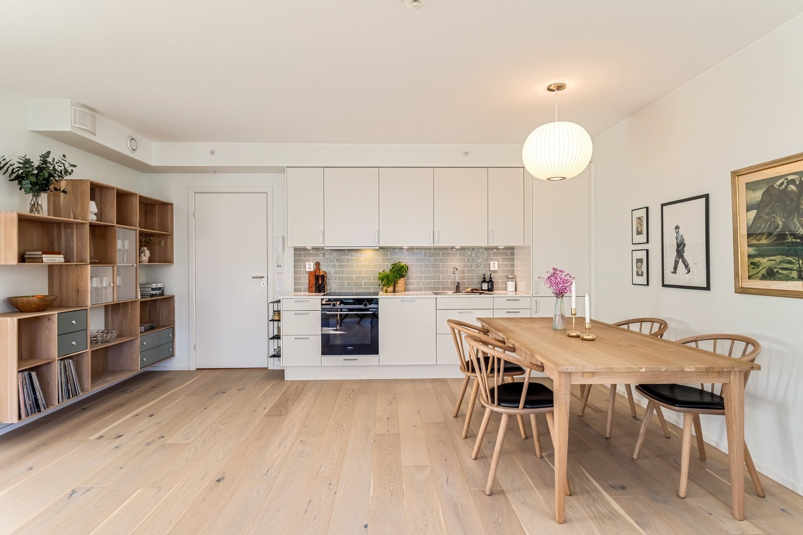 Overflatene består av et lekkert 1-stavs parkettgulv og lysmalte vegger med listefri overgang til himling. Galleribilde