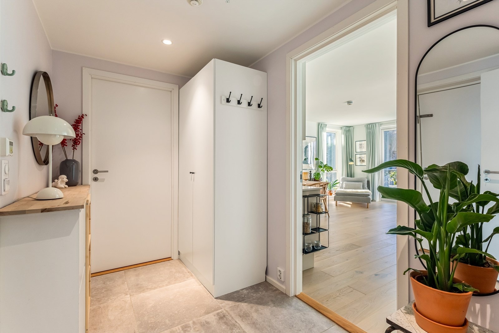 Entréen er romslig og innehar god plass til ulike oppbevaringsløsninger for yttertøy og sko. Galleribilde