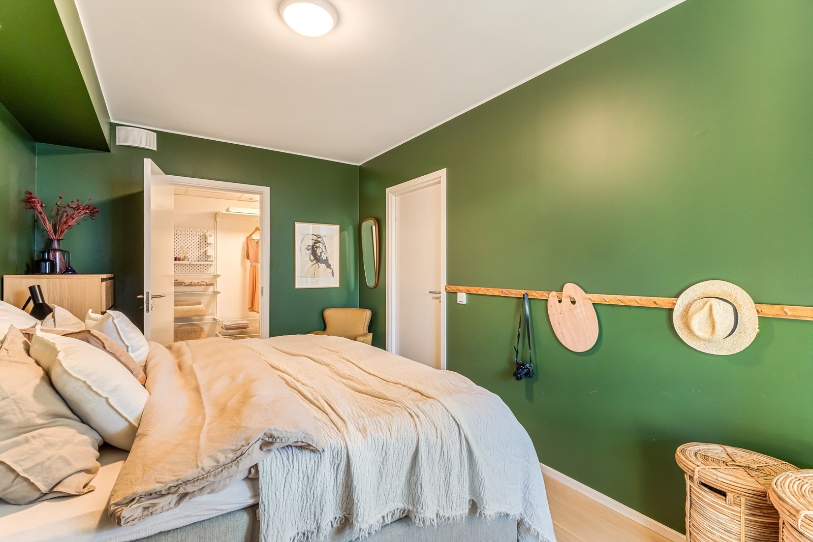 Rommet har et flott lysinnslipp og er malt i en behagelig grønntone. Galleribilde