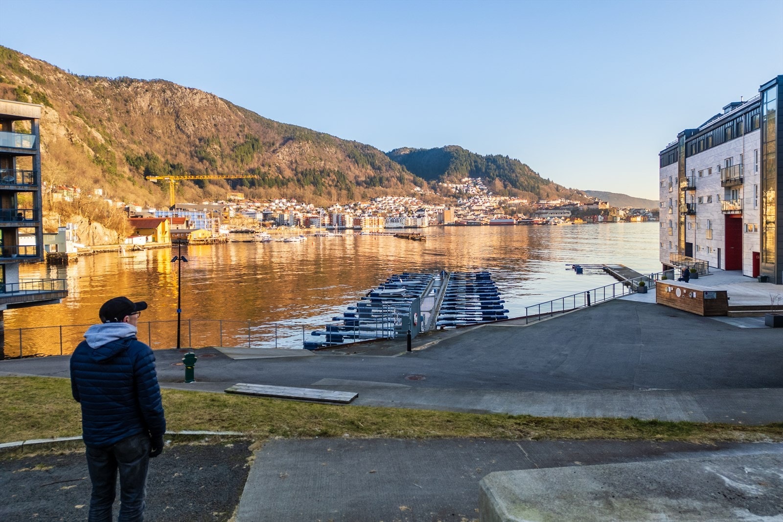 Her bor du i solrike og fredelige omgivelser - rett ved sjøen og innseilingen til Bergen by! Galleribilde