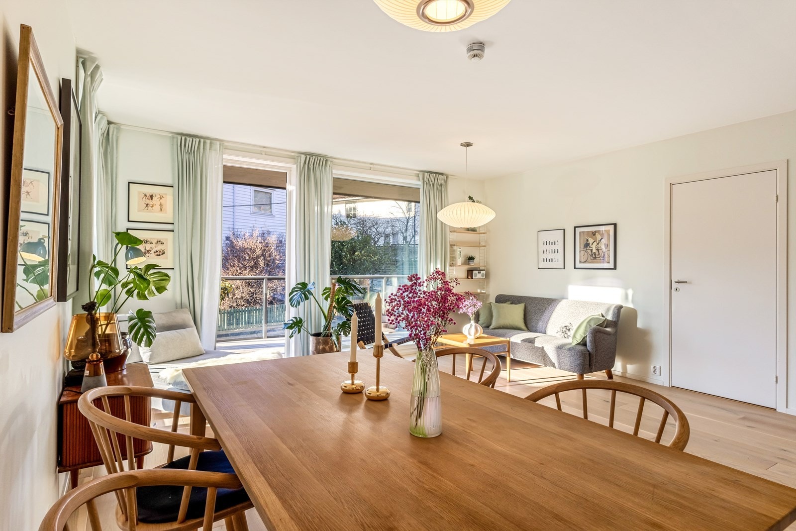 Samlingspunktet i leiligheten en åpen og sosial stue-/kjøkkenløsning av god størrelse. Galleribilde