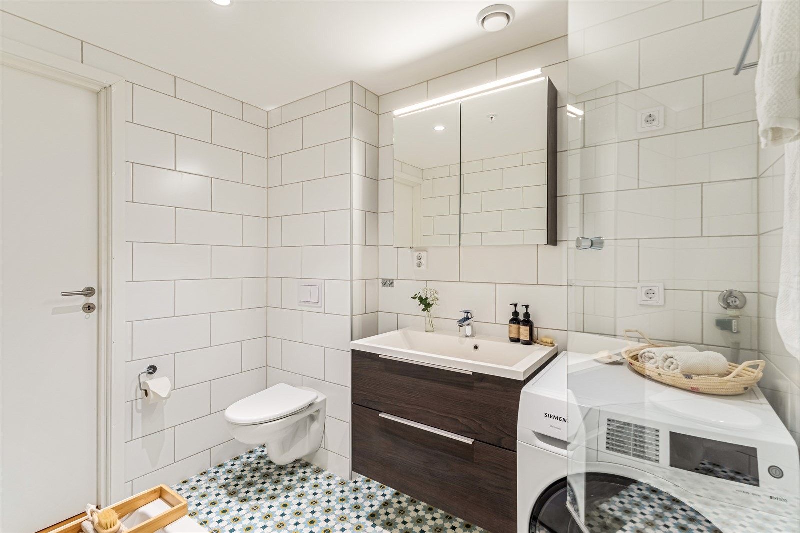 Innfelte downlights i himlingen sikrer jevn belysning og et moderne uttrykk. Galleribilde