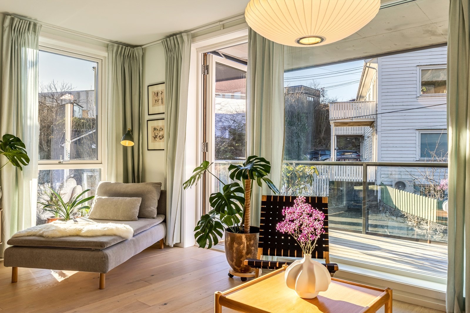 Store vindusflater gir et flott lysinnslipp, som i kombinasjon med ekstra takhøyde på 2,52m, gir en fantastisk romfølelse! Galleribilde