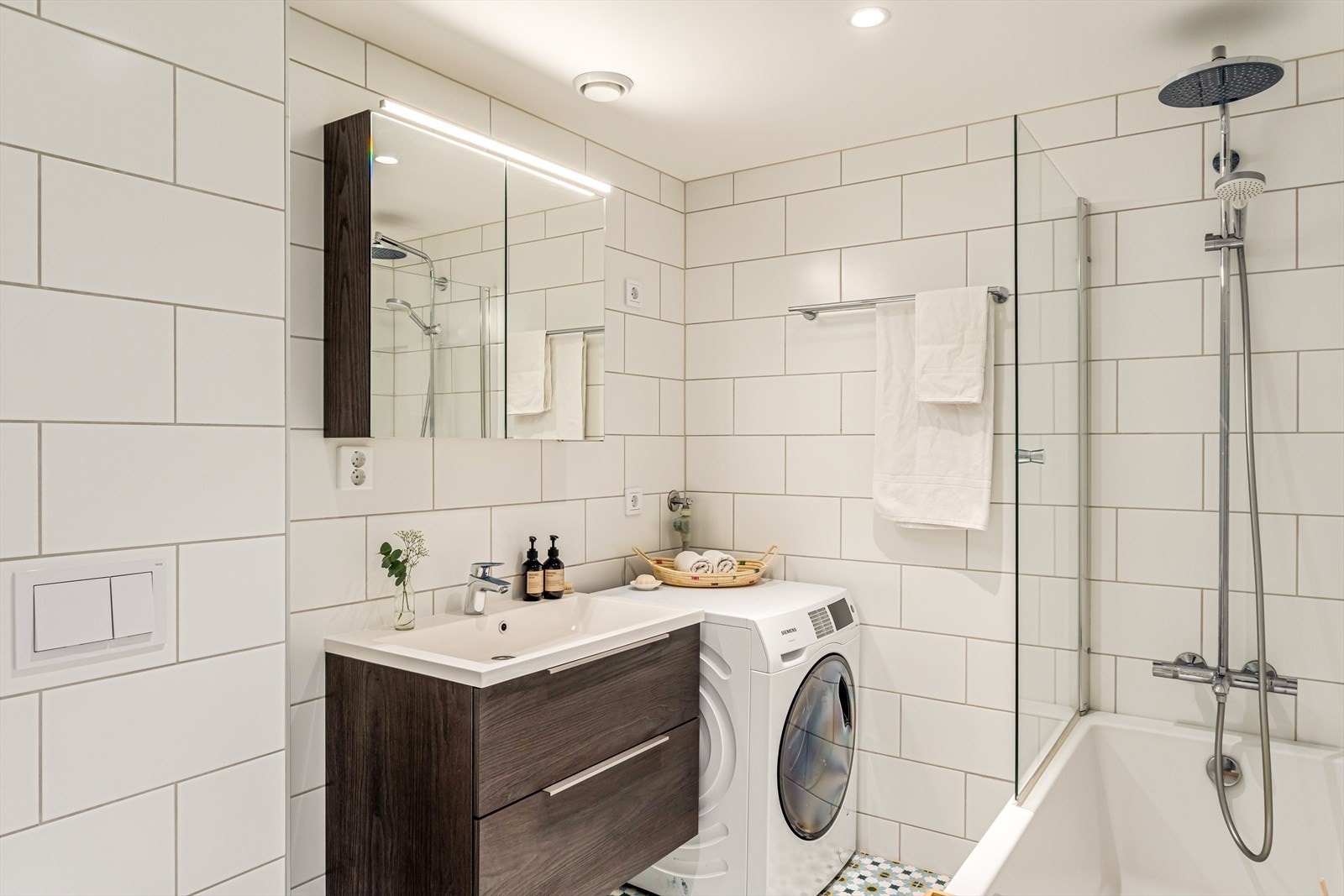 Badet er helfliset og pent, med termostatstyrte varmekabler i gulvet. Galleribilde