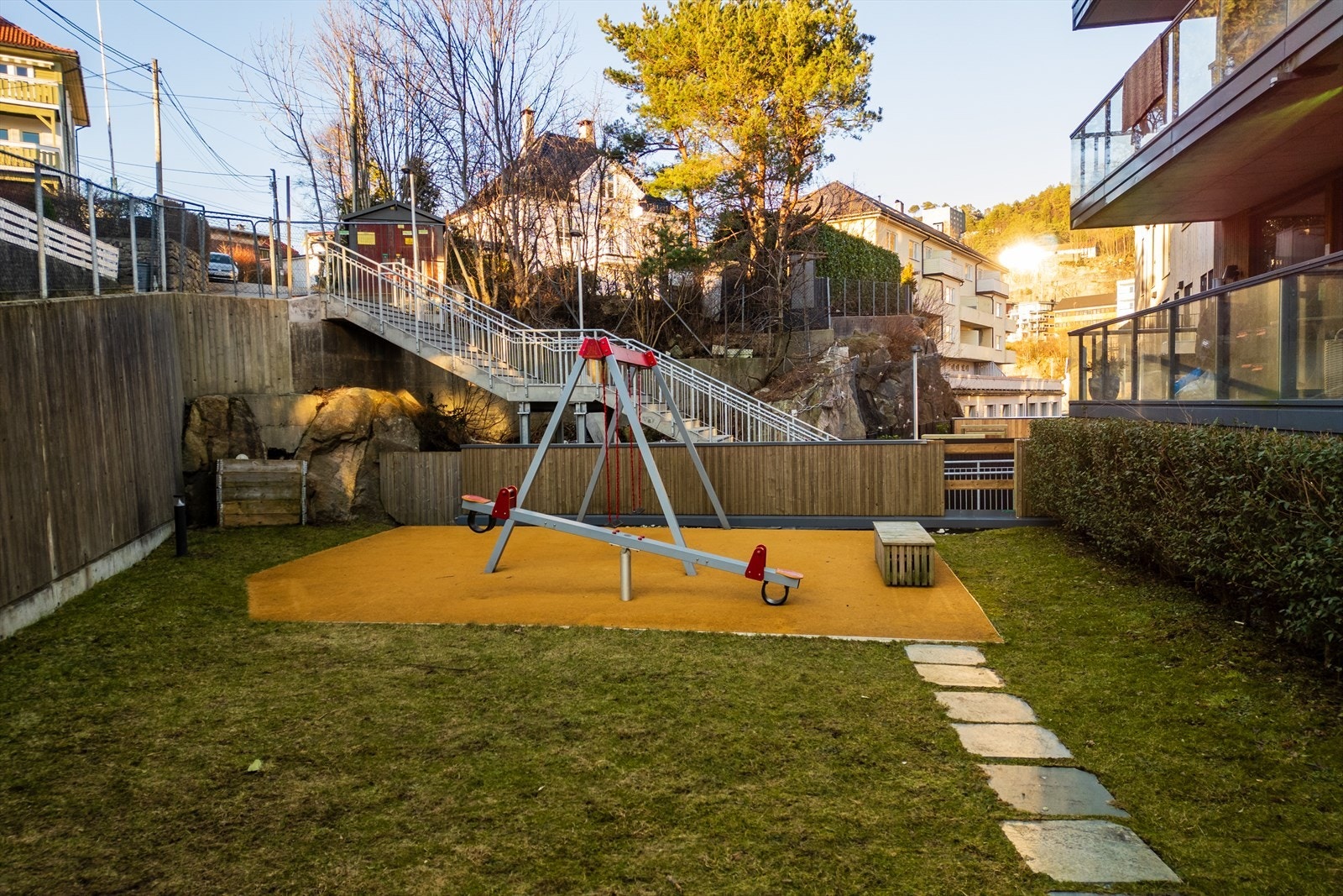 Fellesarealene er pent opparbeidet med plen, beplantning og lekeapparater for de minste beboerne. Galleribilde