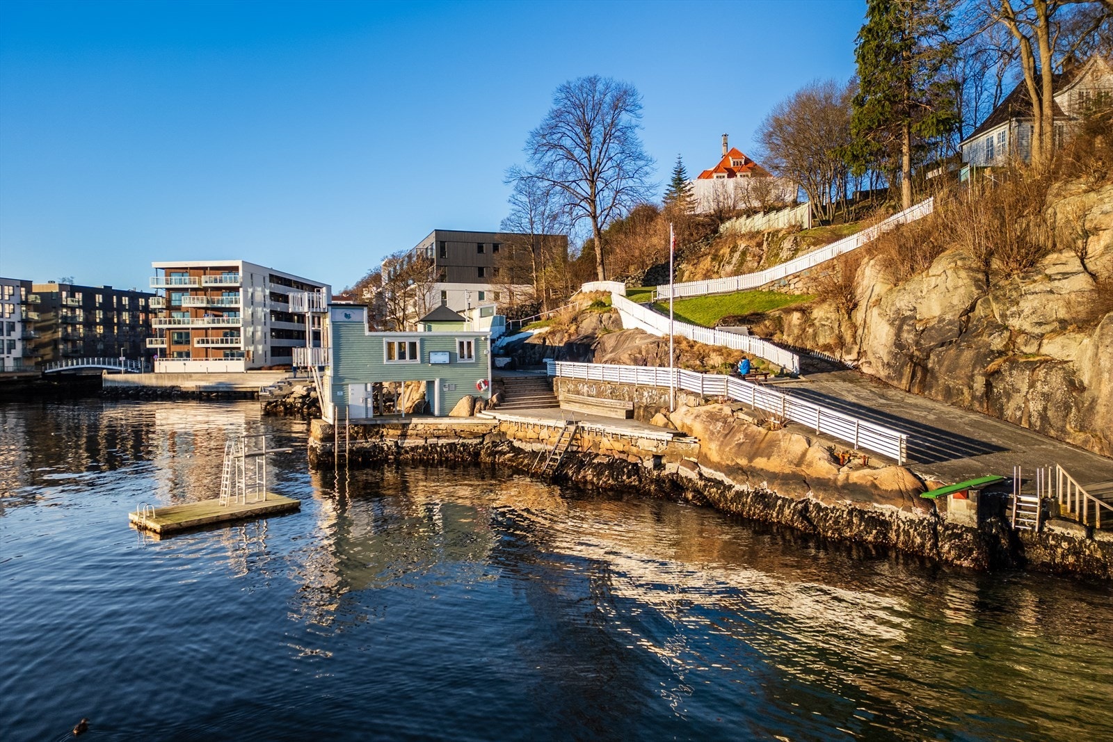 Luksus å kunne spasere ned til bryggen for en dukkert, når enn du måtte ønske! Galleribilde
