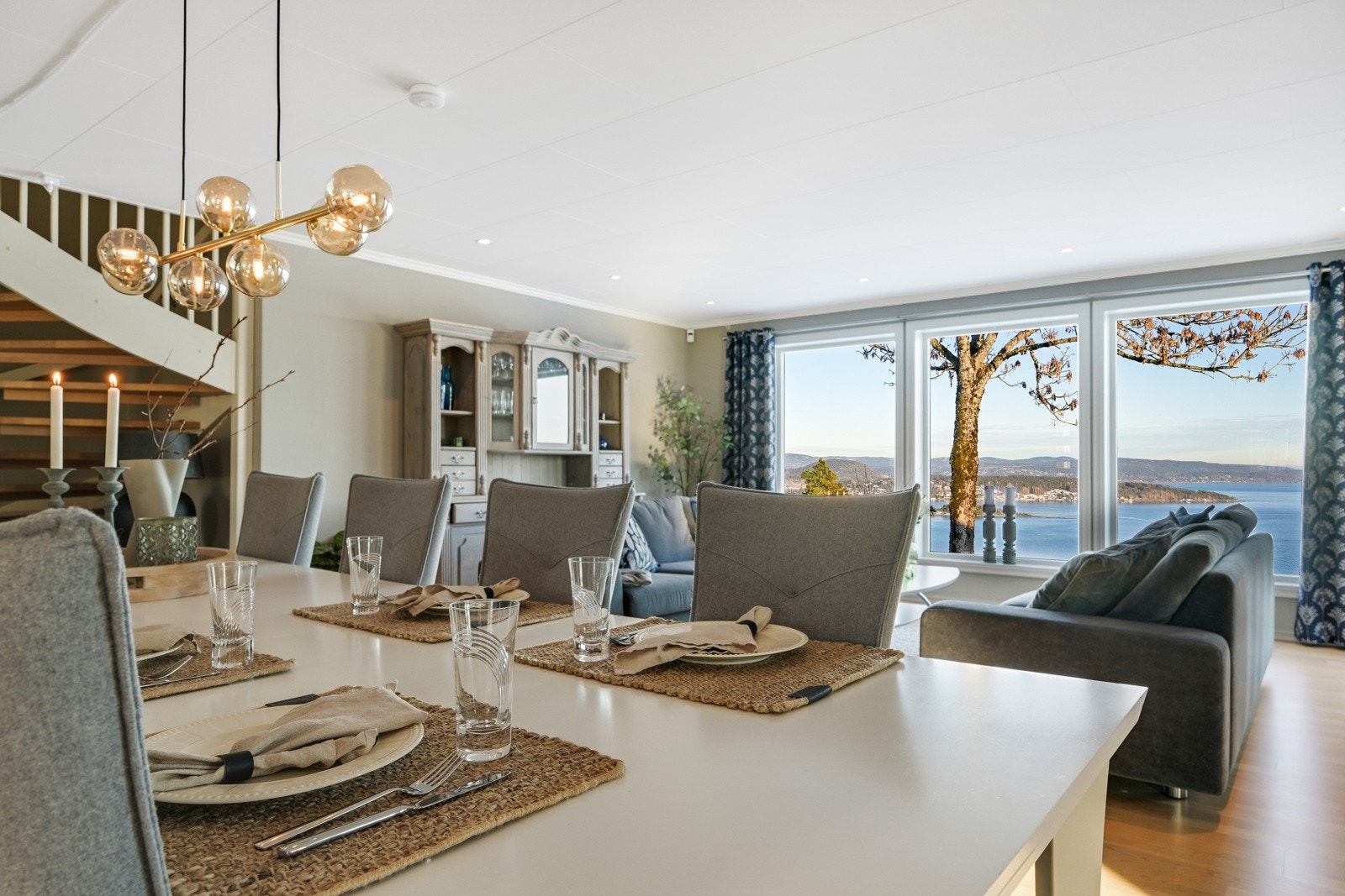 Her har man rikelig med plass for både salong og langbord Galleribilde