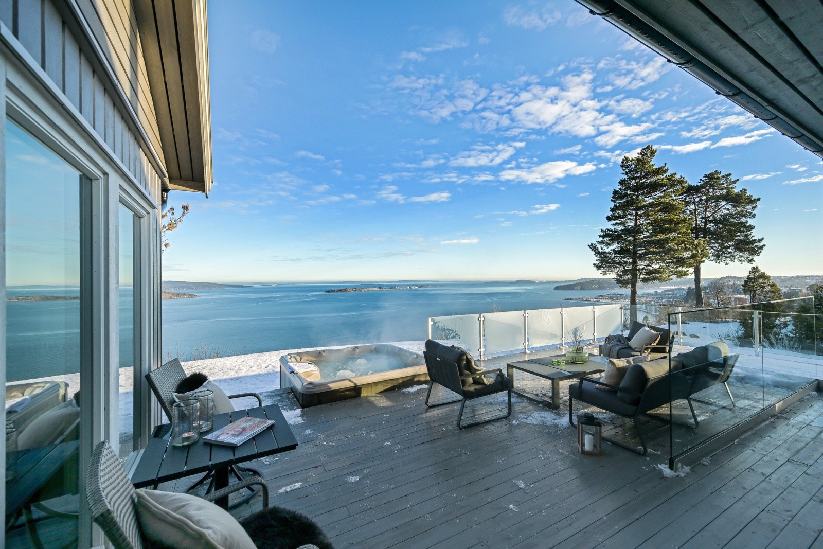 Fra hovedstuen er det utgang til en stor og delvis overbygget terrasse Galleribilde