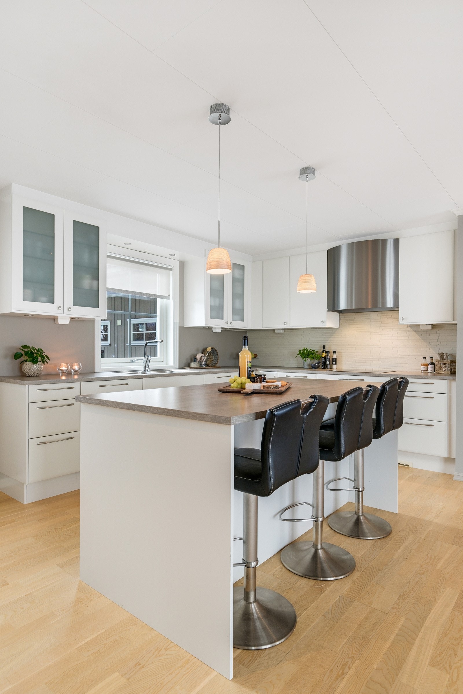 Som samlingspunkt og ekstra arbeidsplass er det etablert en flott øy med barløsning Galleribilde