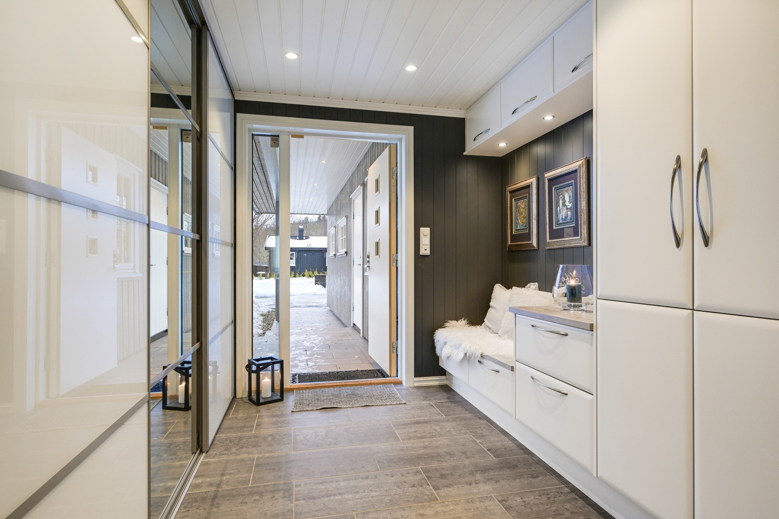 Vel inne gir entreen et godt førsteinntrykk, med downlights, grå gulvfliser og panelplater malt i mørkegrått. Galleribilde