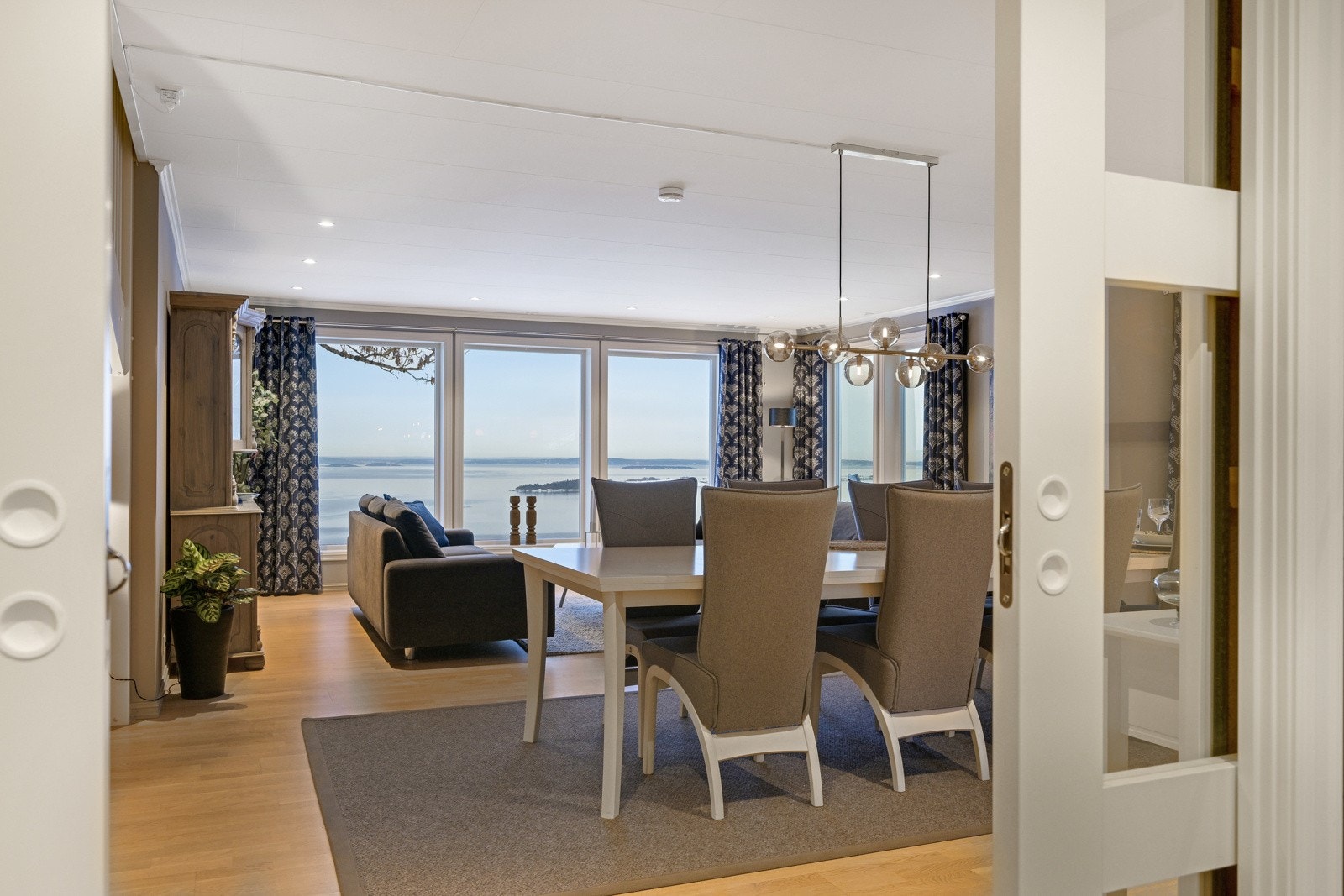 Det første som møter deg på innsiden av gangen, er den storslåtte utsikten fra stuen Galleribilde