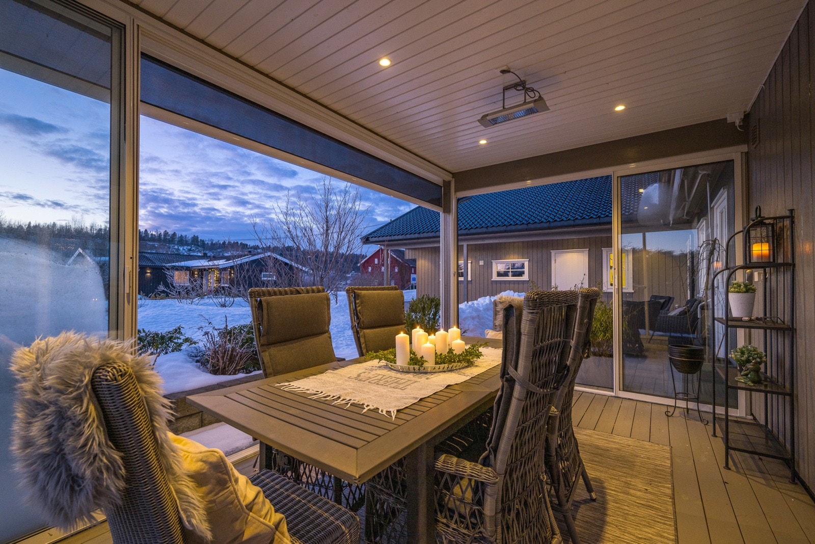 Stuen har direkte utgang til en innglasset terrasse, en fin forlengelse av rommet Galleribilde