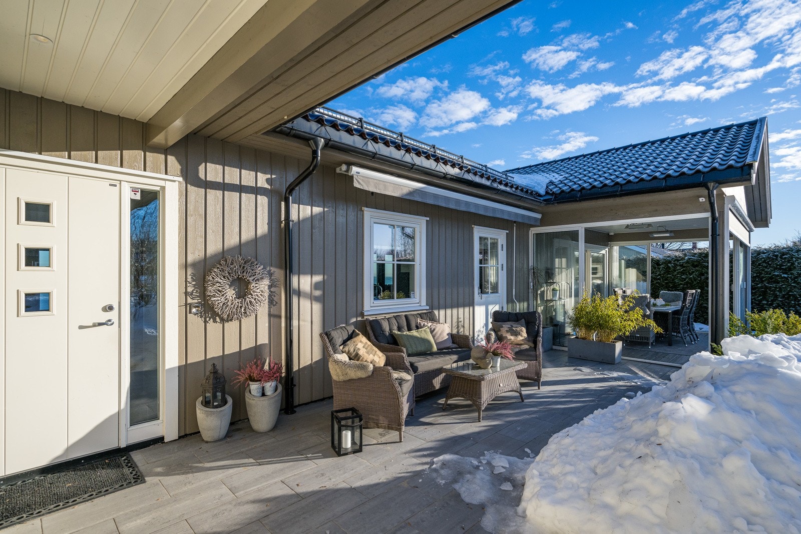 Forran inngangsdøren er det laget til en svært innbydende uteplass Galleribilde