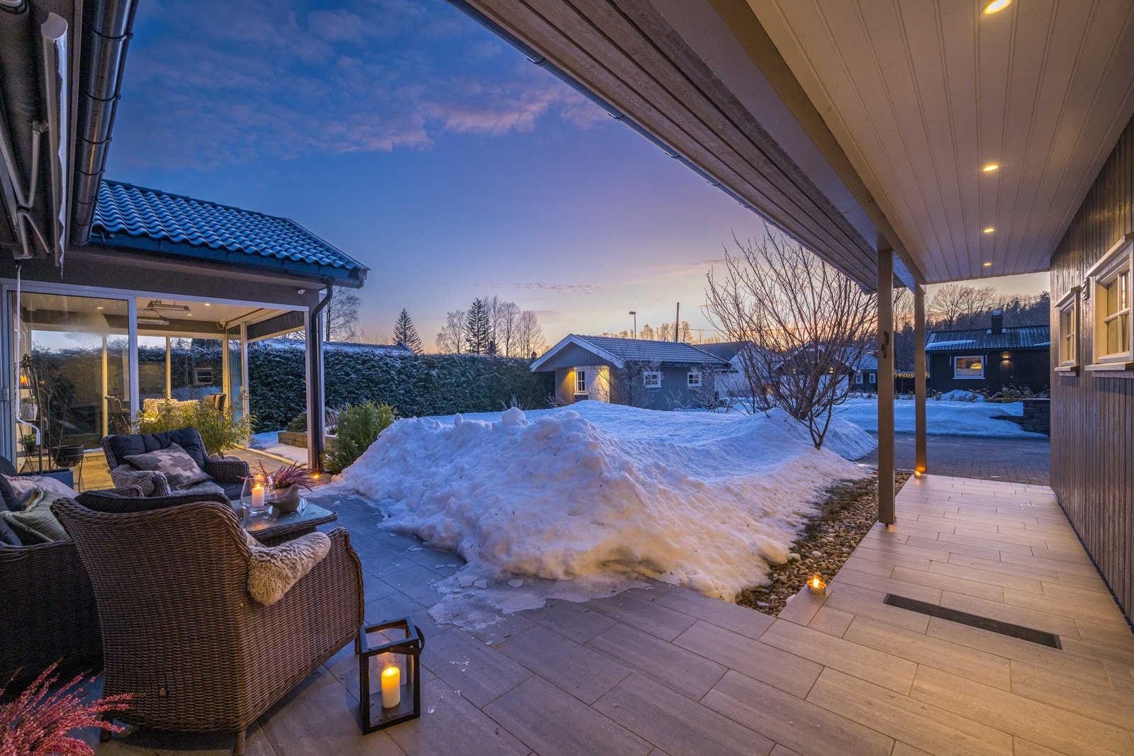 Her sitter man usjenert med sol hele ettermiddagen Galleribilde