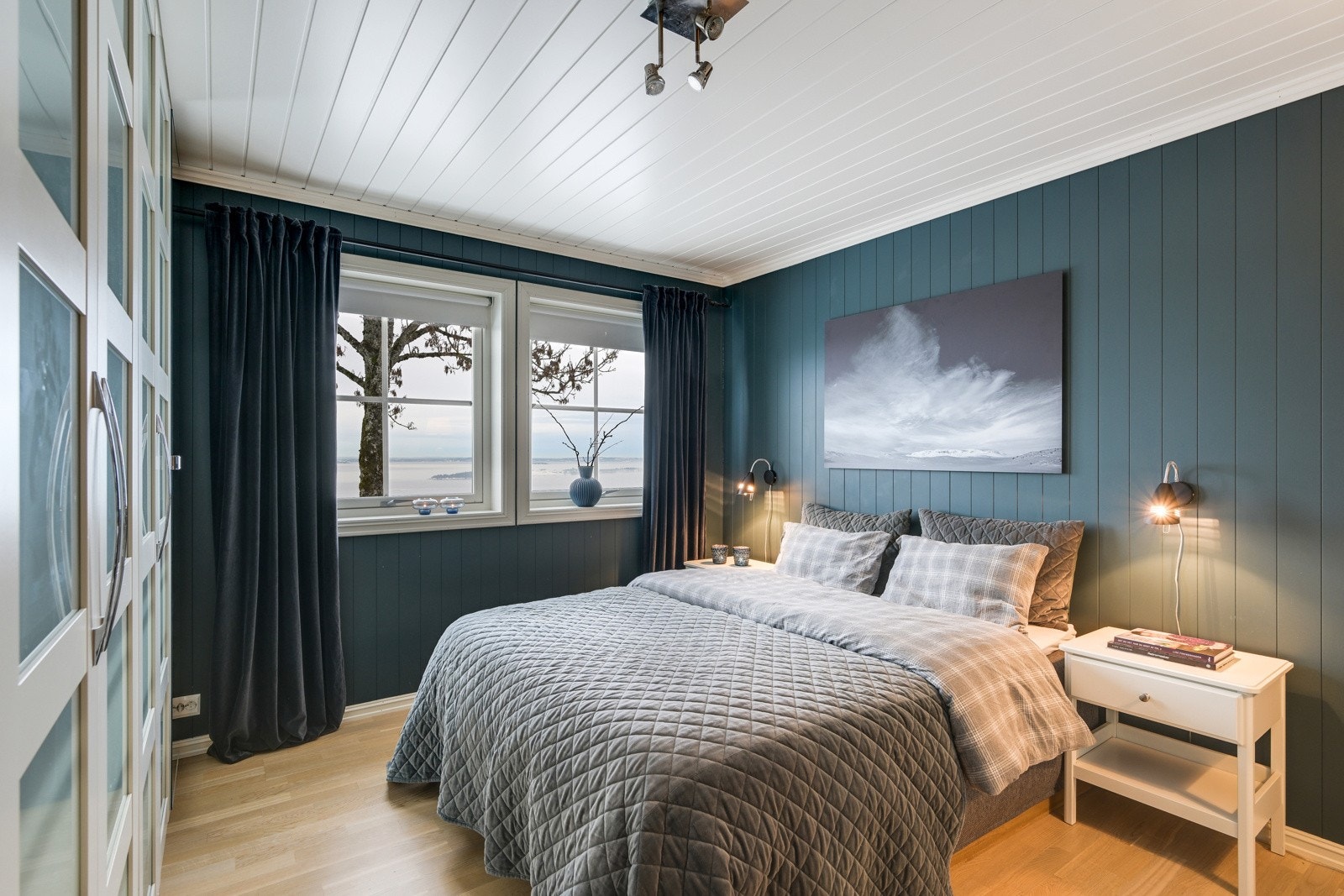 Det er 3 gode soverom i hovedetasjen Galleribilde