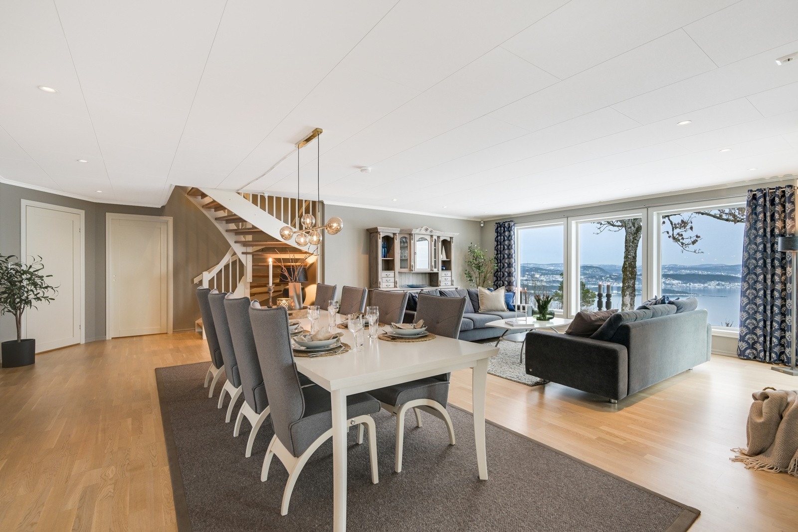 Det passer utmerket å innrede med spiseplass utenfor kjøkkenet. Galleribilde