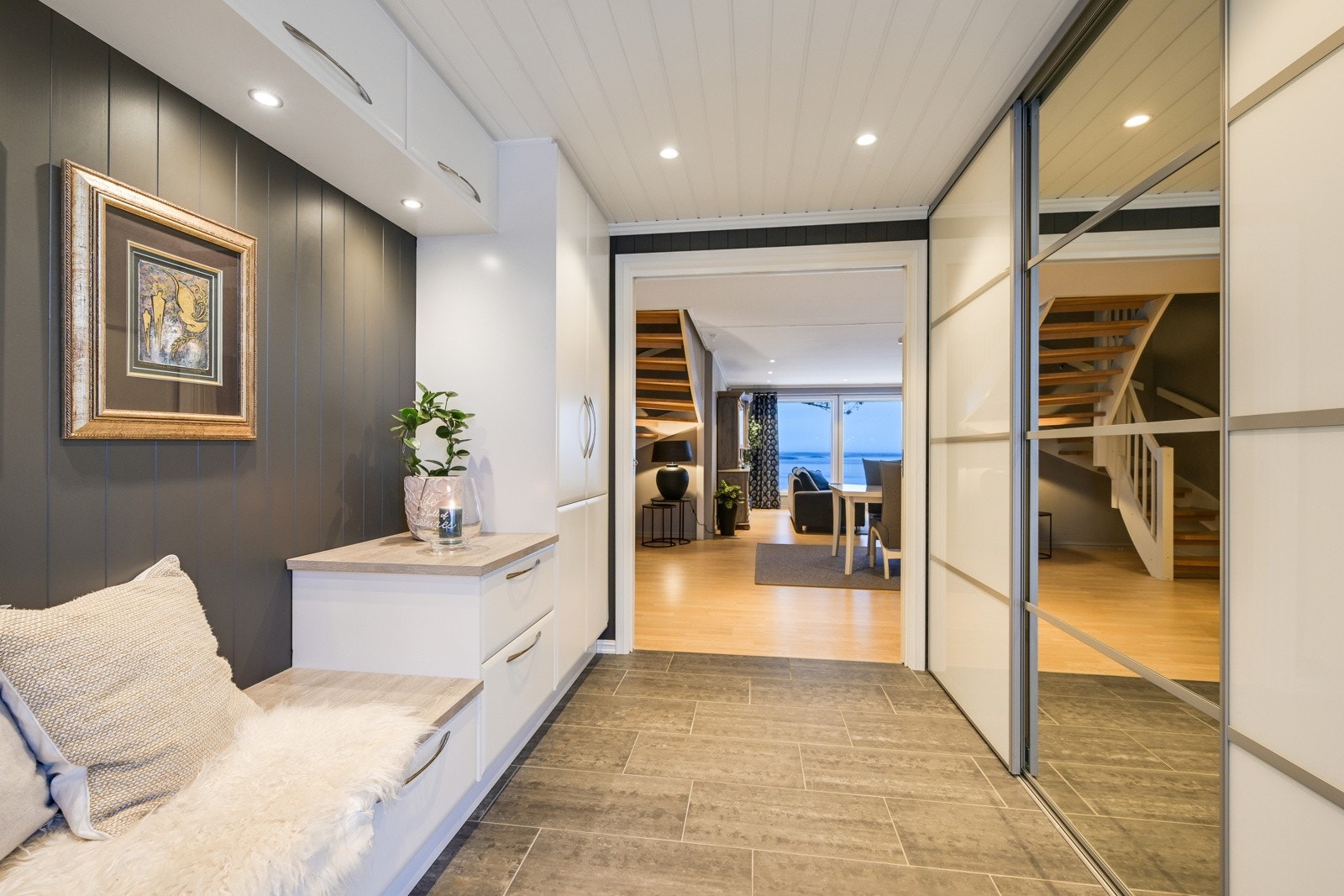 Plassen er godt utnyttet med to store garderobeskap langs hver sin vegg Galleribilde