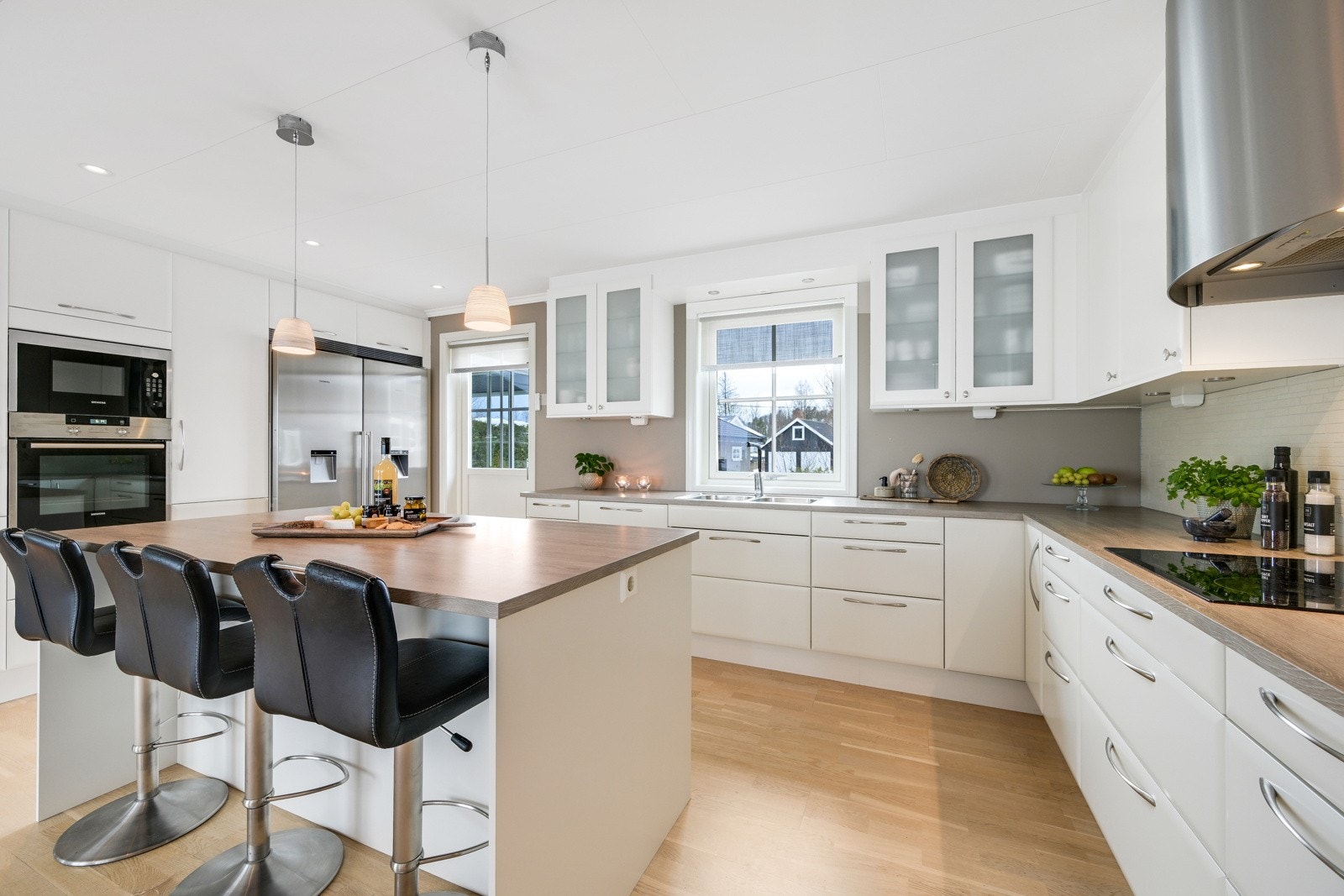 Kjøkkenet er stilrent og moderne, med egen utgang til uteplassen på inngangssiden Galleribilde