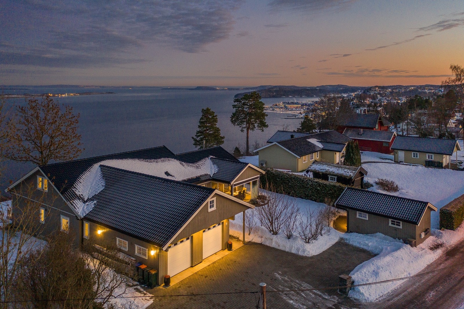 En stilren enebolig over to plan Galleribilde