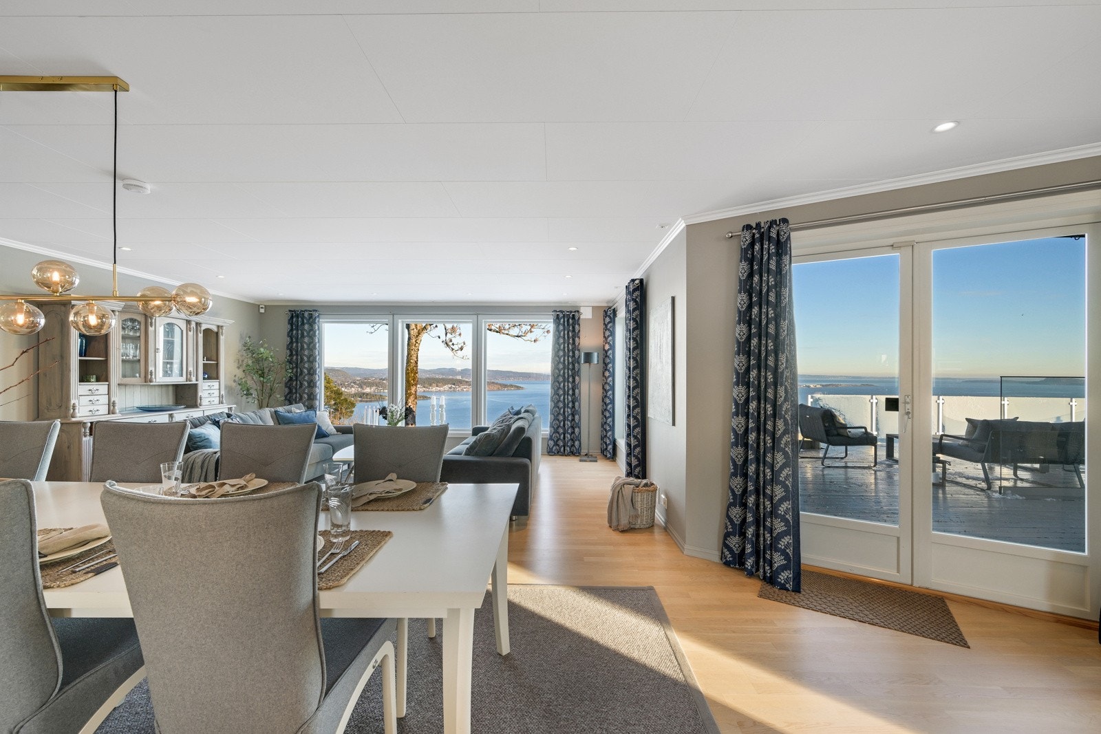 Vinduene inkluderer en tofløyet glassdør til den store, solfylte terrassen Galleribilde