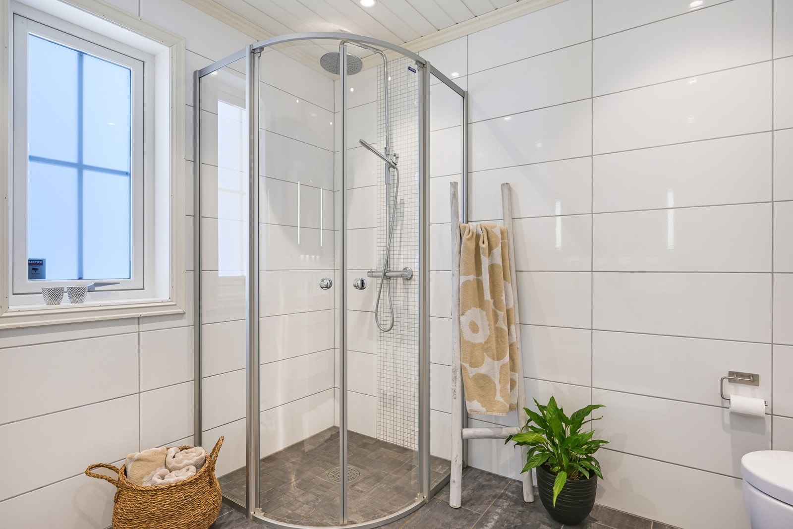 Downlights og varmekabler er montert, og badet har vegghengt toalett og et dusjhjørne Galleribilde