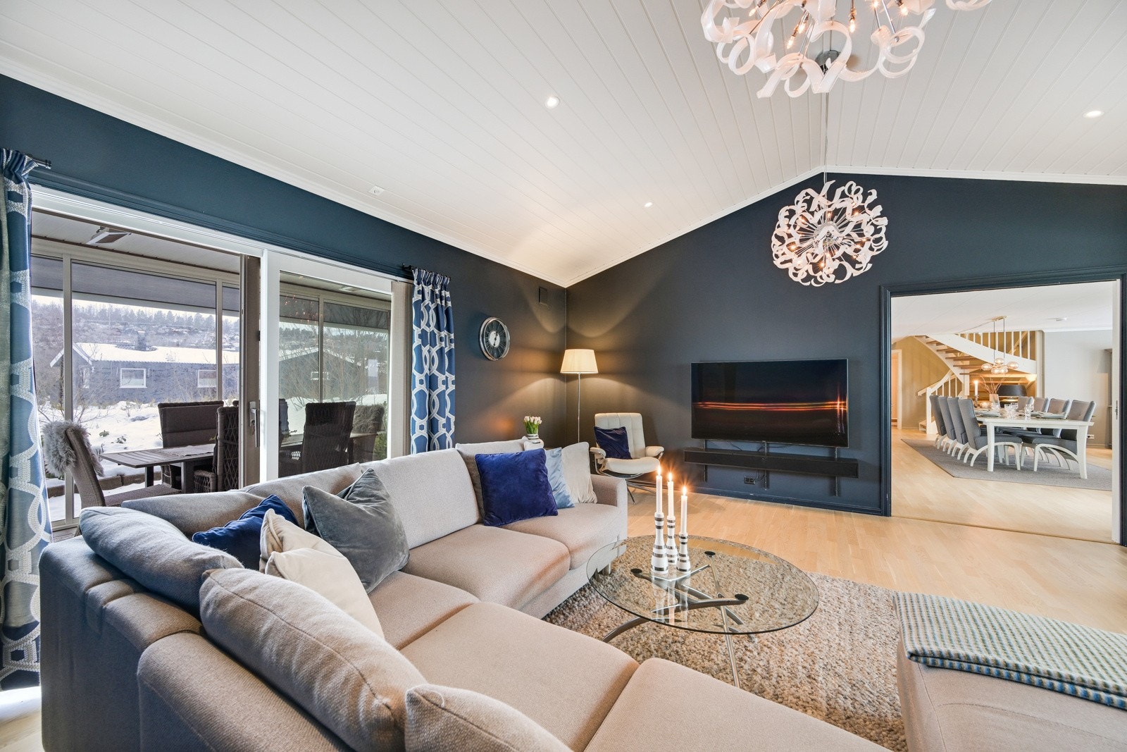 Stuen har downlights og parkettgulv, og ekstra god takhøyde bidrar til en herlig og luftig atmosfære Galleribilde