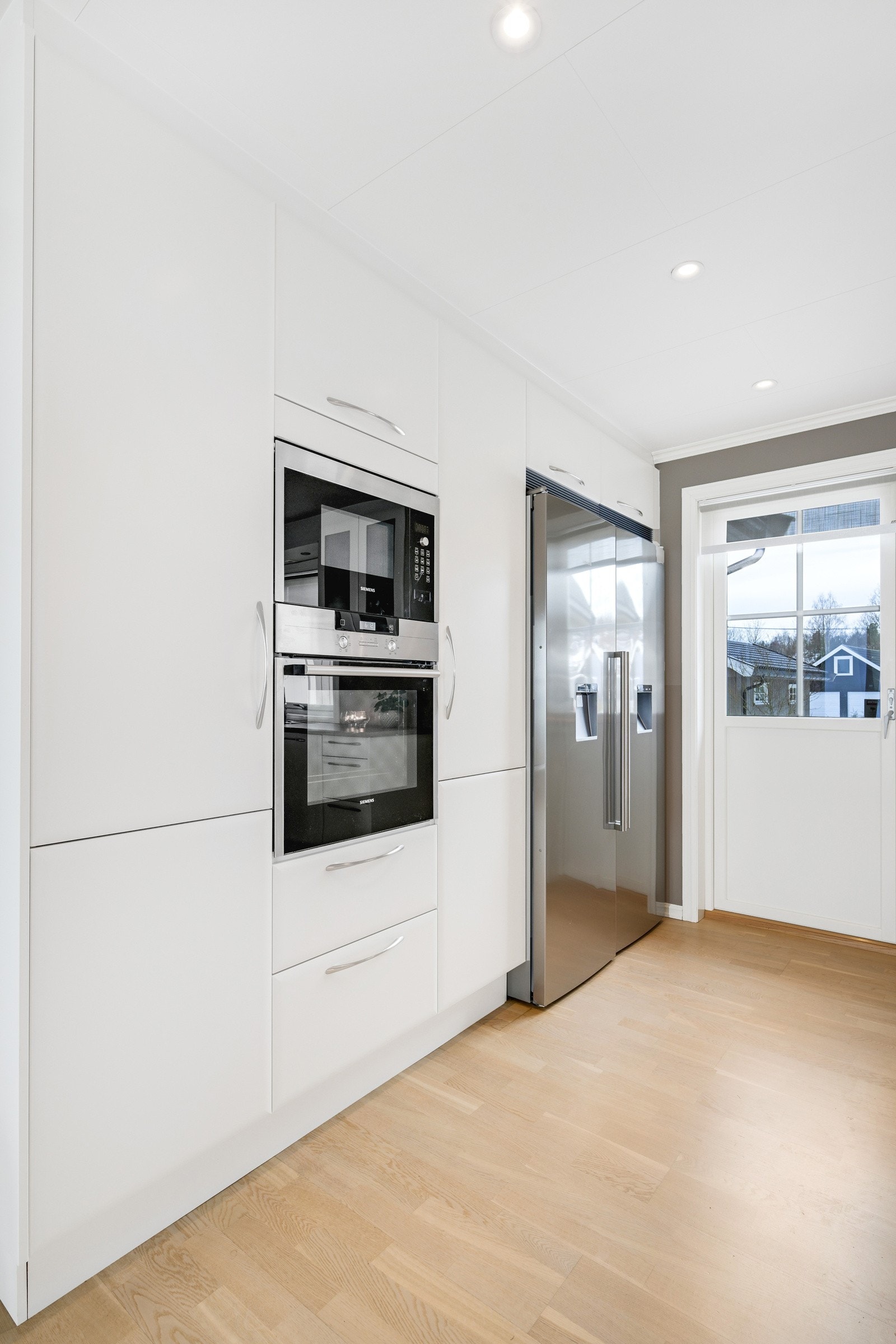 Integrerte hvitevarer og side by side kjøl/frys Galleribilde