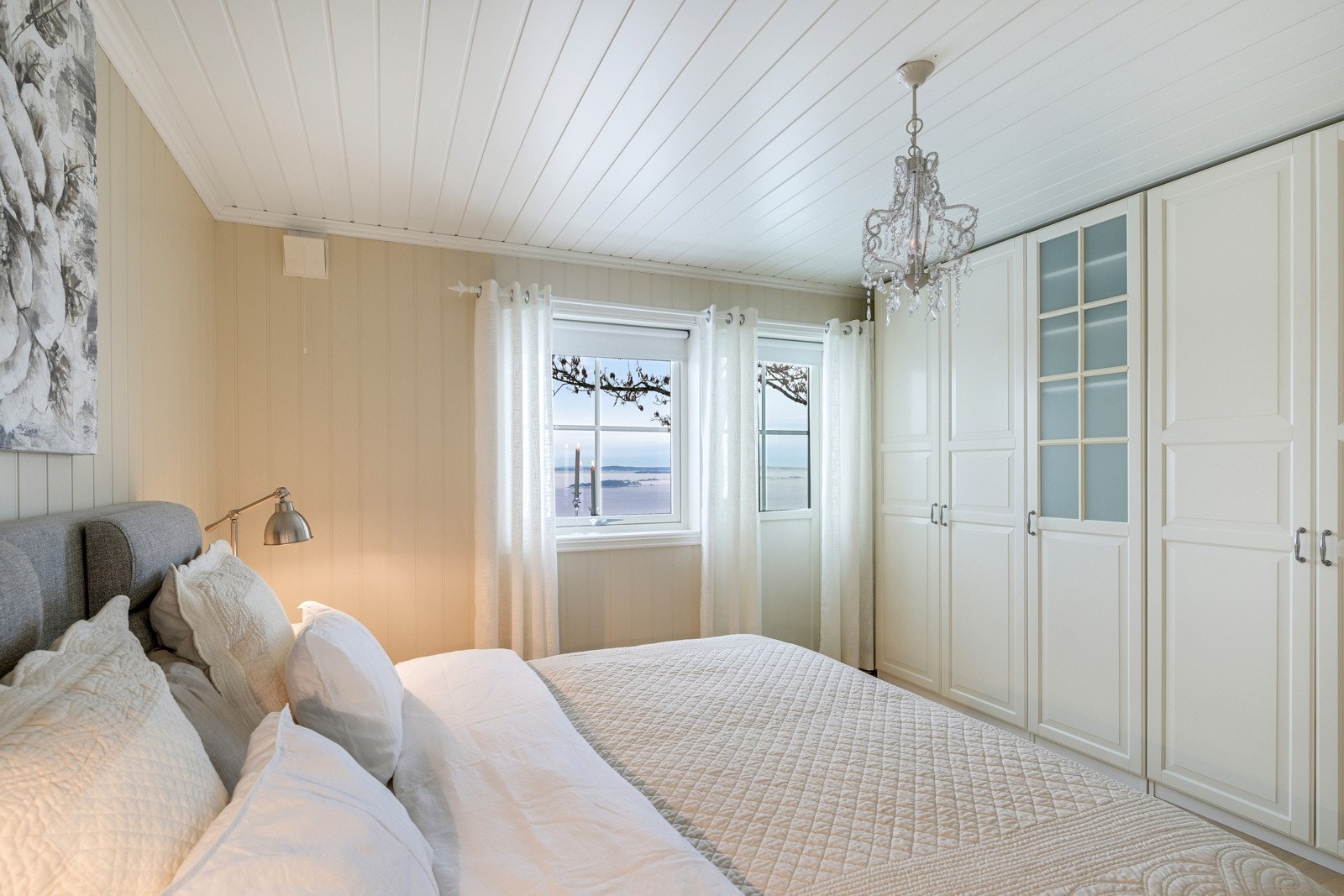 Dette har stor garderobeløsning og utgang til luftebalkong Galleribilde