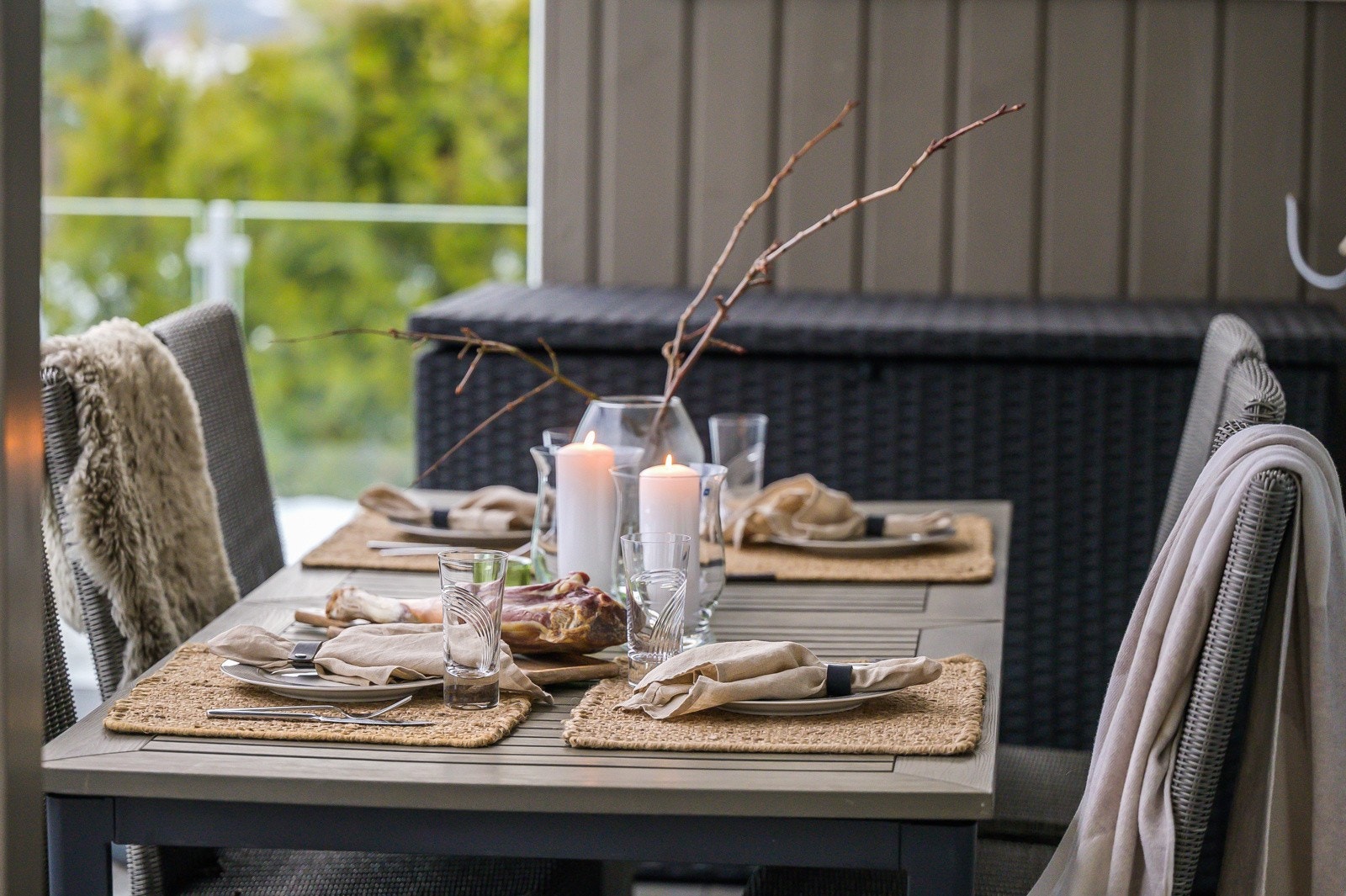 Downlights er montert, og terrassen har utestikk og en levegg for fin skjerming. Galleribilde