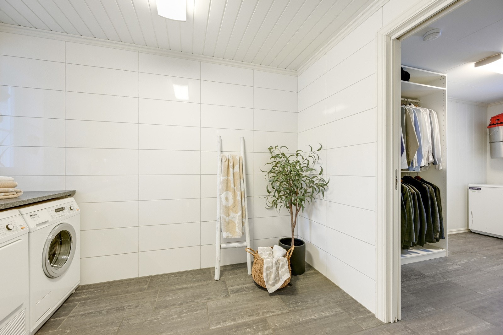 Tilliggende vaskerommet finner man en hendig bod med flislagt gulv Galleribilde